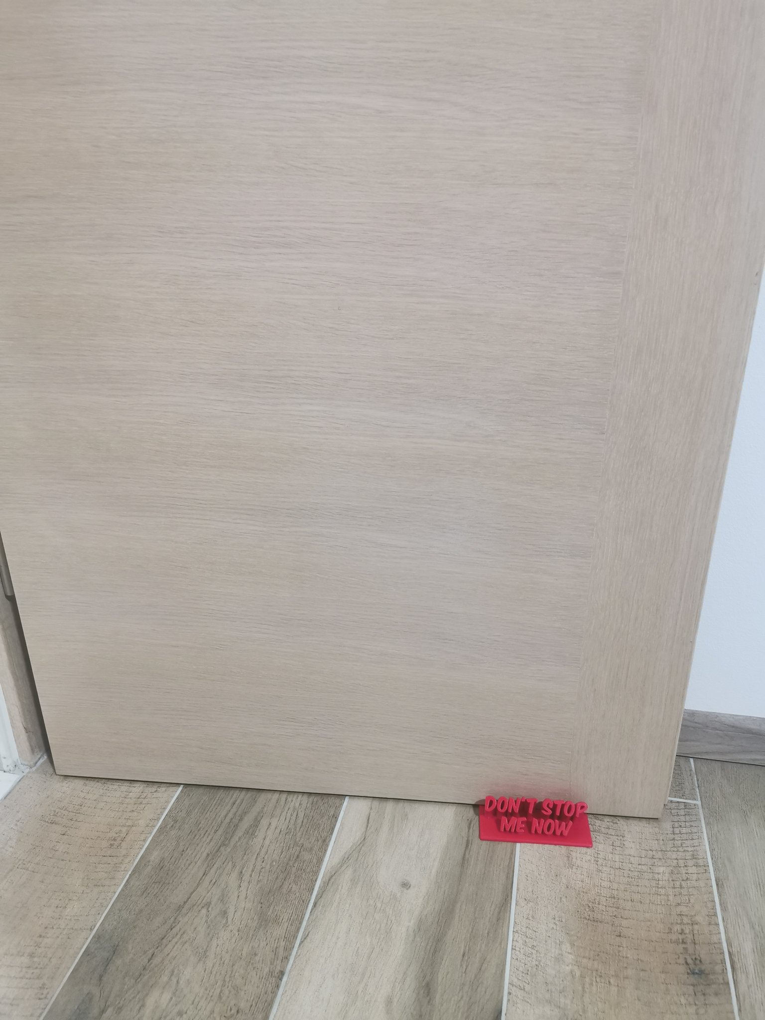 Chặn cửa Dont stop me now đơn giản và tiện dụng