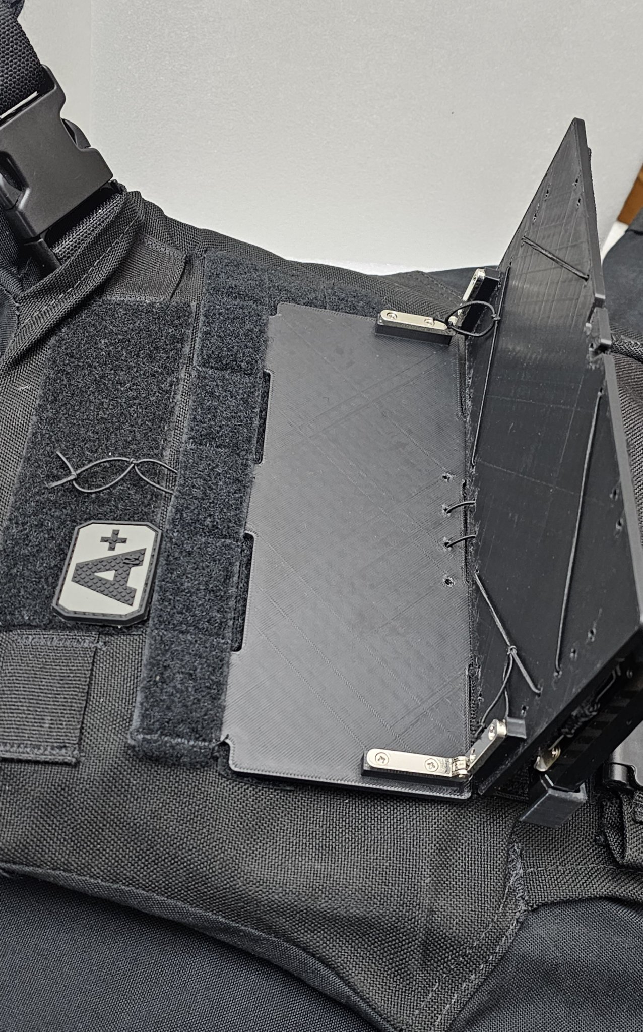 Giá đỡ điện thoại gắn Molle với bản lề 90 độ