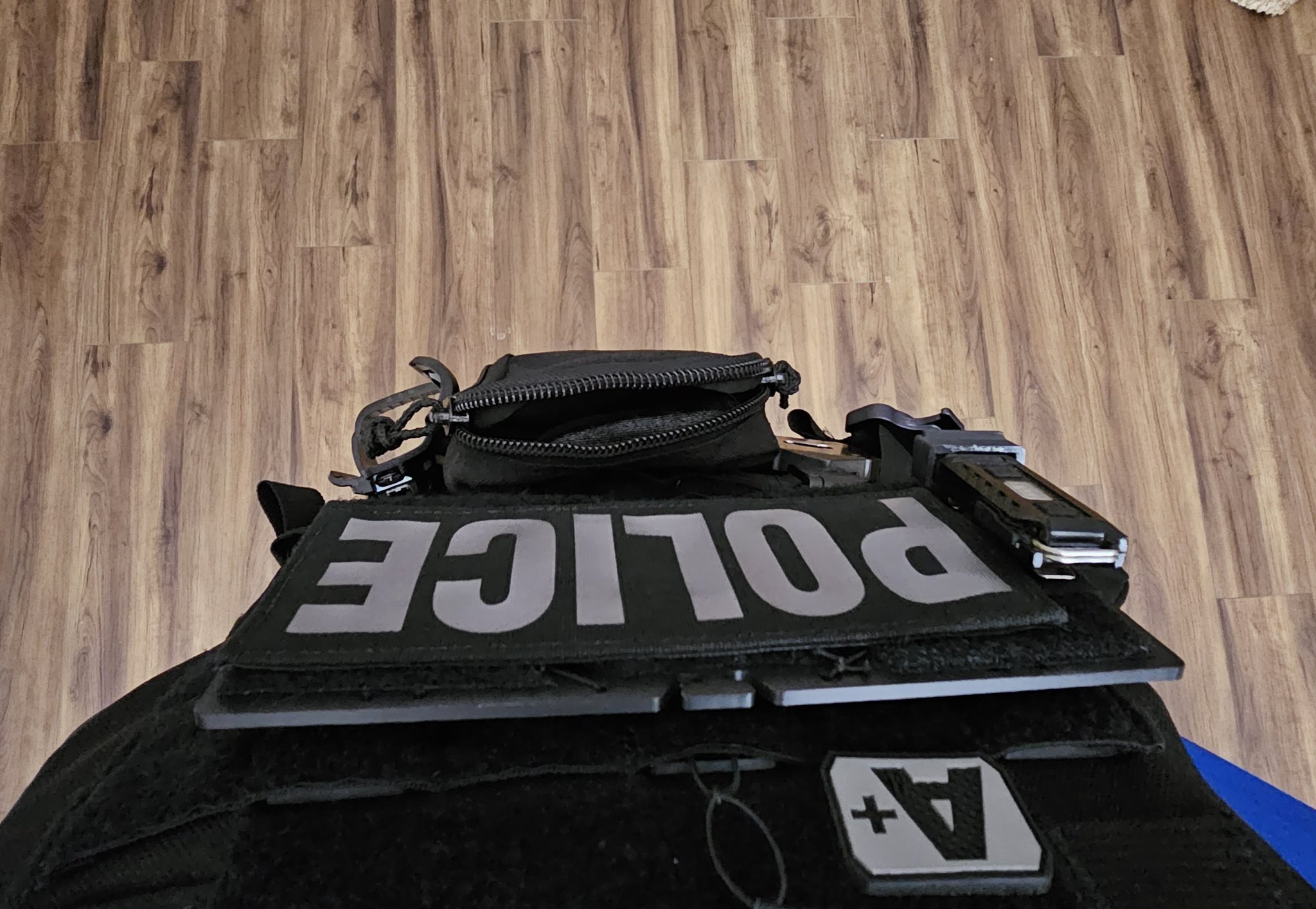 Giá đỡ điện thoại gắn Molle với bản lề 90 độ