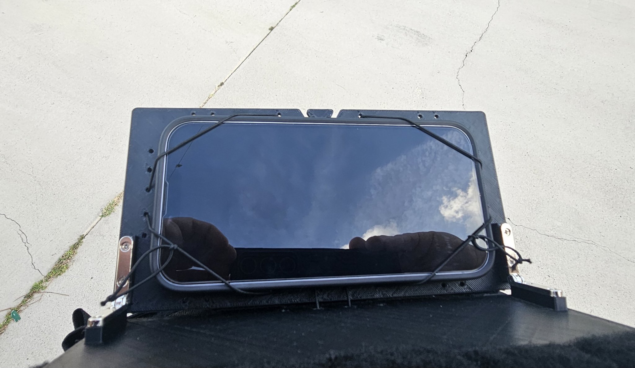 Giá đỡ điện thoại gắn Molle với bản lề 90 độ