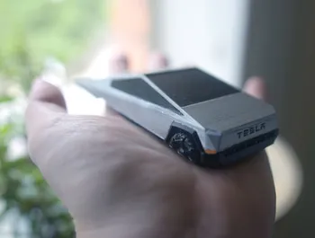 Giá đỡ cửa Tesla Cybertruck với kính nguyên vẹn và kính vỡ