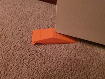 Giá đỡ cửa Tesla Cybertruck với kính nguyên vẹn và kính vỡ