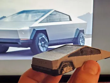 Giá đỡ cửa Tesla Cybertruck với kính nguyên vẹn và kính vỡ