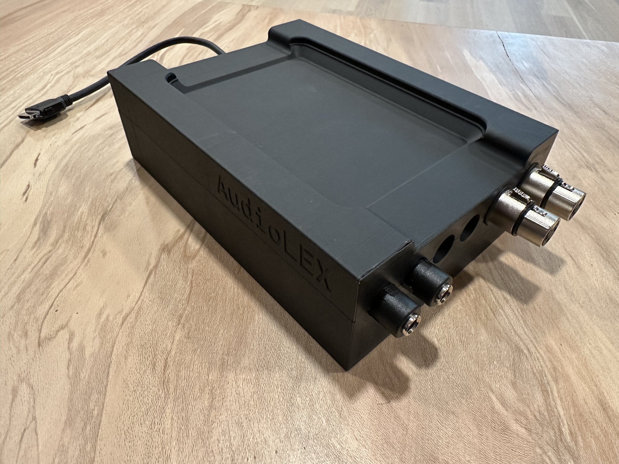 Giá đỡ quản lý cáp cho Apogee Duet 3