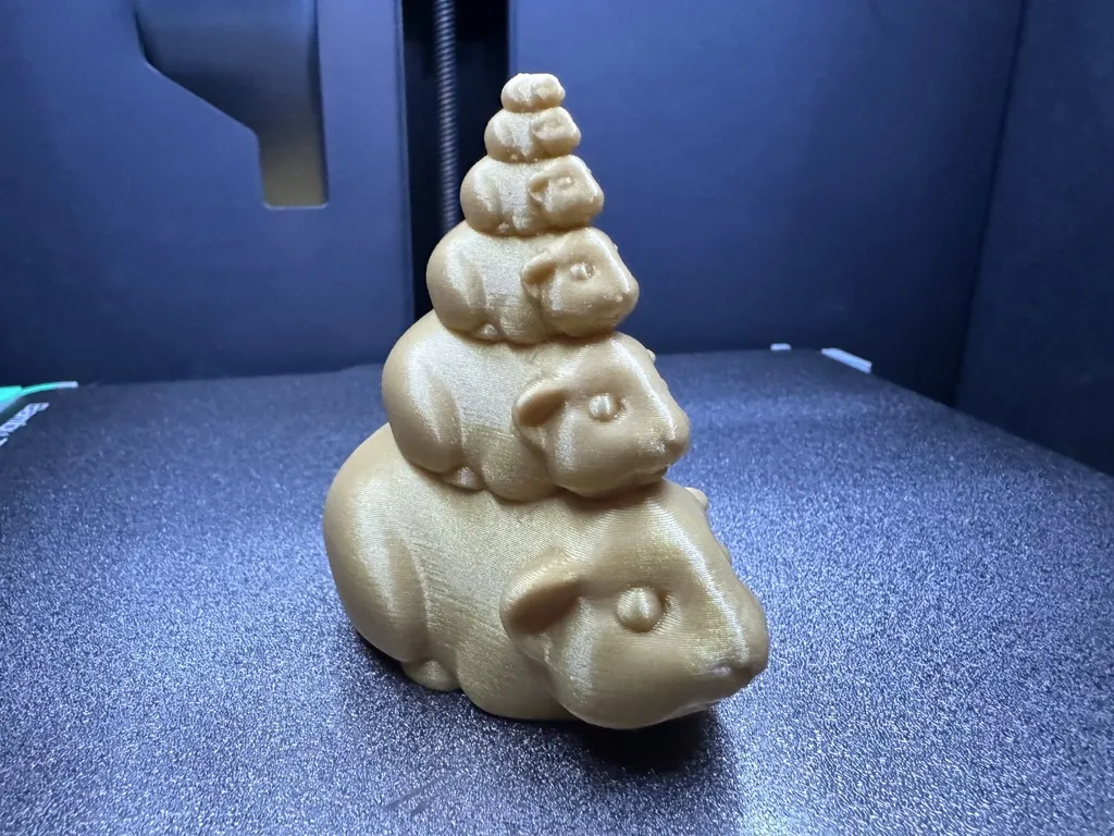 Chồng chuột bạch dễ thương với nhiều chuột nhỏ hơn