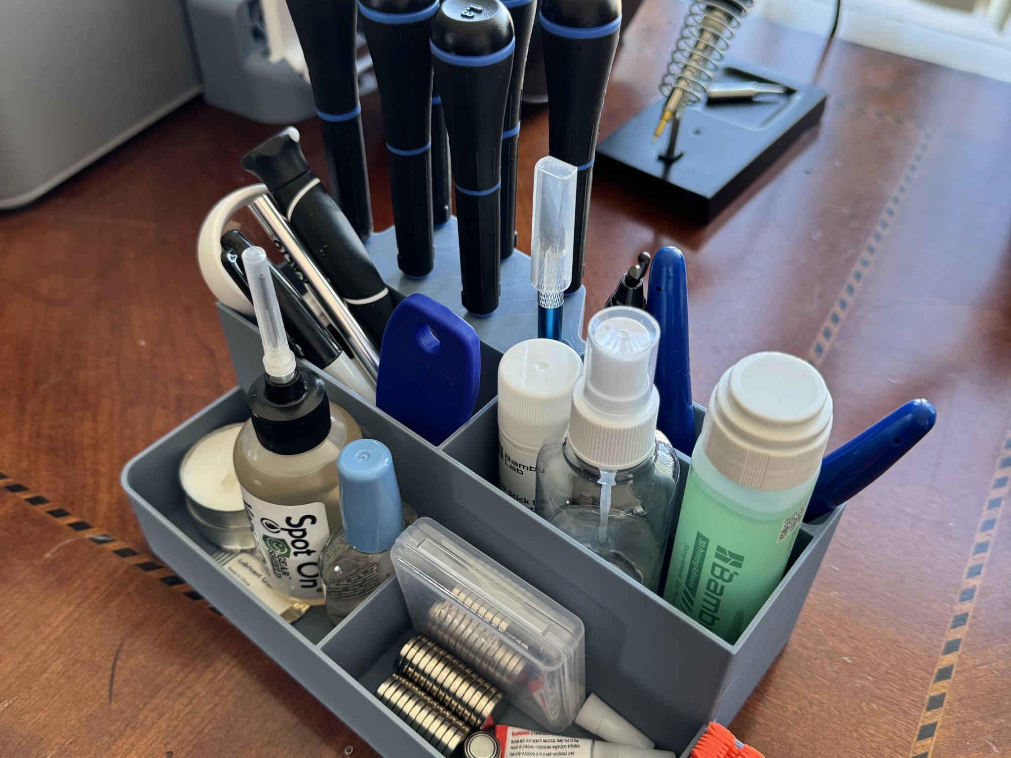 Giá đỡ để bàn với chỗ để dụng cụ lá hex