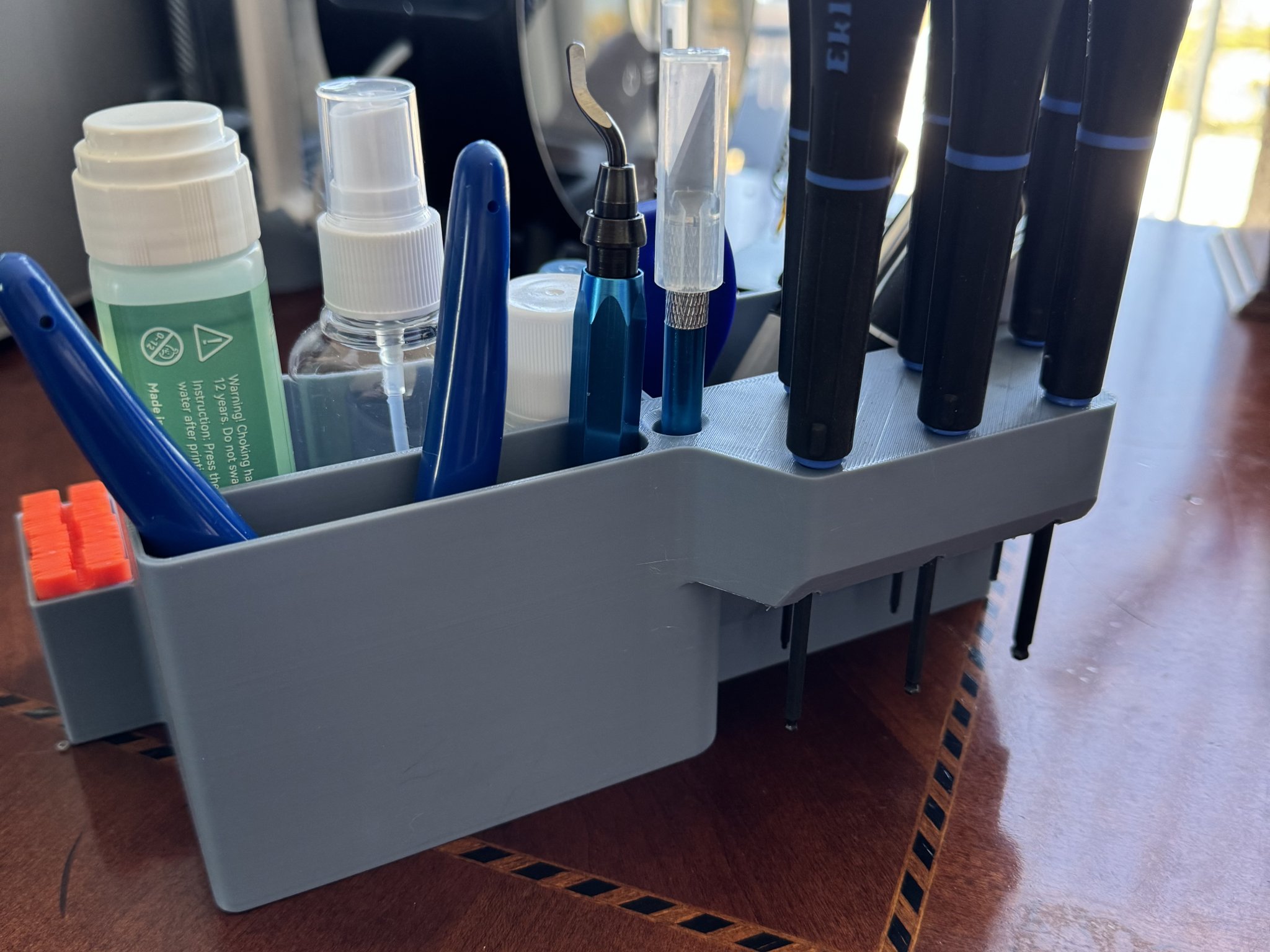 Giá đỡ để bàn với chỗ để dụng cụ lá hex