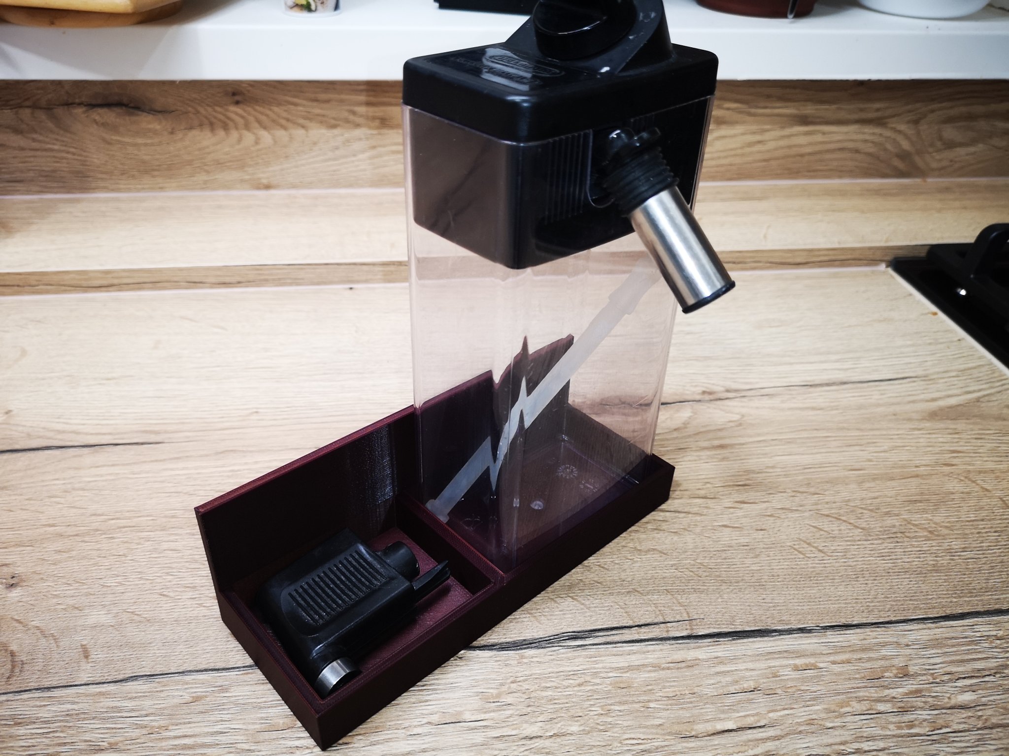 Giá đỡ bình sữa và vòi nước trong nhà bếp