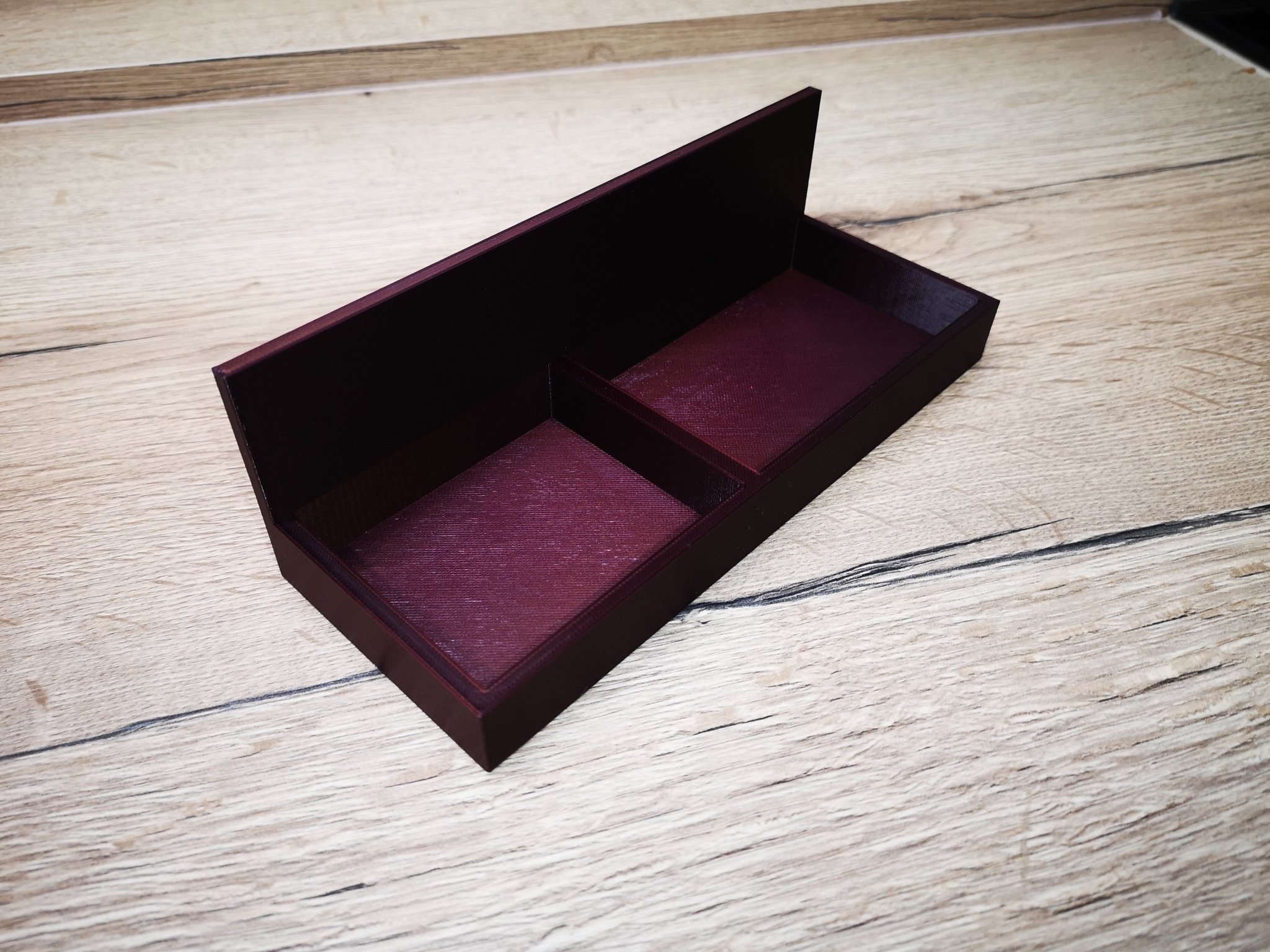 Giá đỡ bình sữa và vòi nước trong nhà bếp