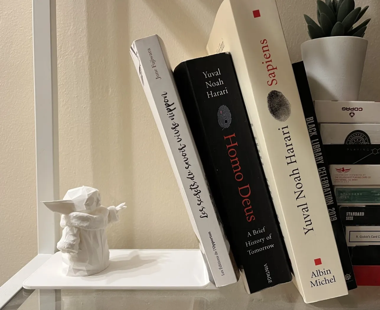 Giá đỡ sách Baby Yoda phong cách Low-Poly