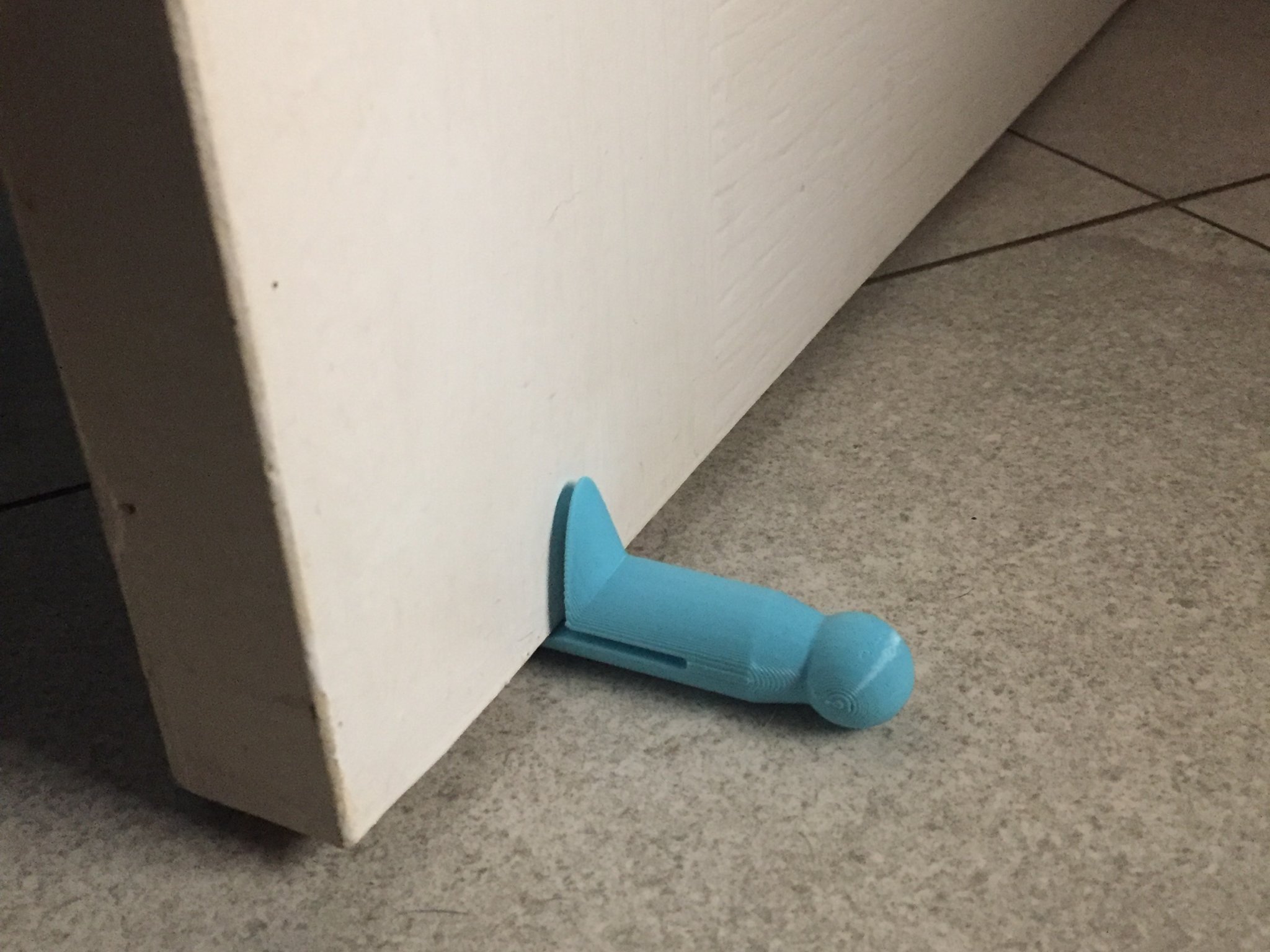 Cọc gỗ chặn cửa kiểu cũ