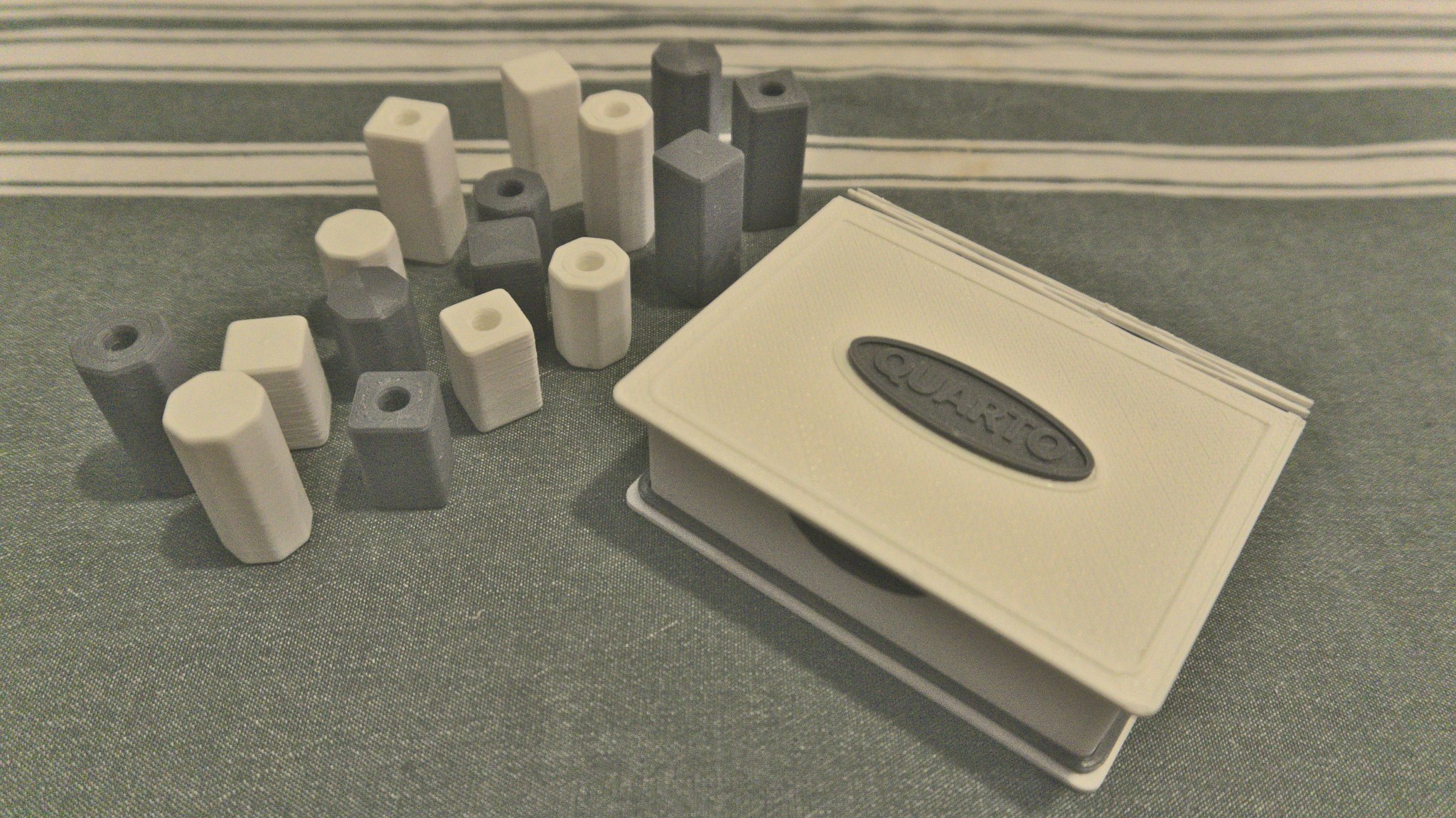 Bộ trò chơi cờ Quarto với hộp và quân cờ in 3D