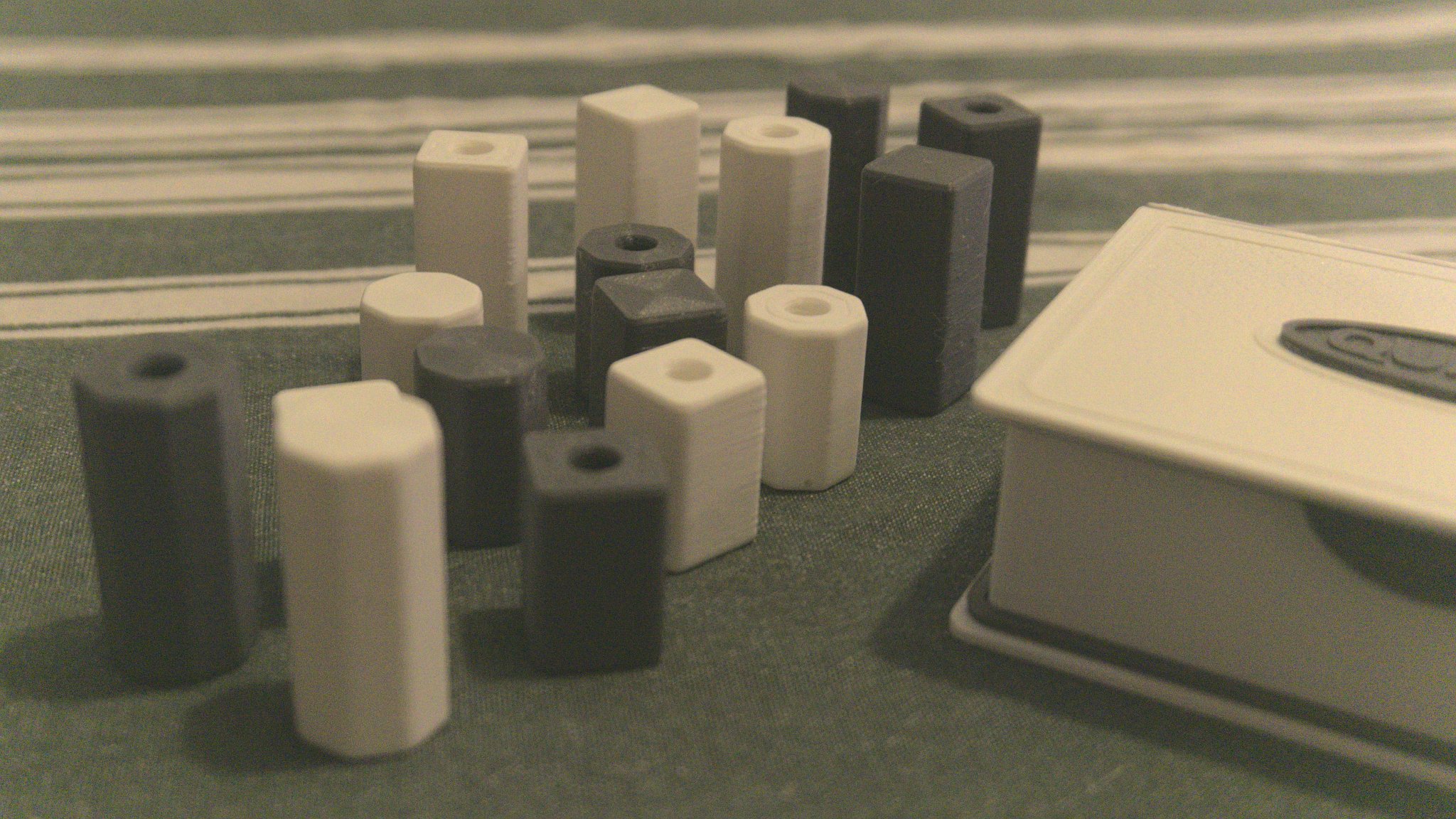 Bộ trò chơi cờ Quarto với hộp và quân cờ in 3D