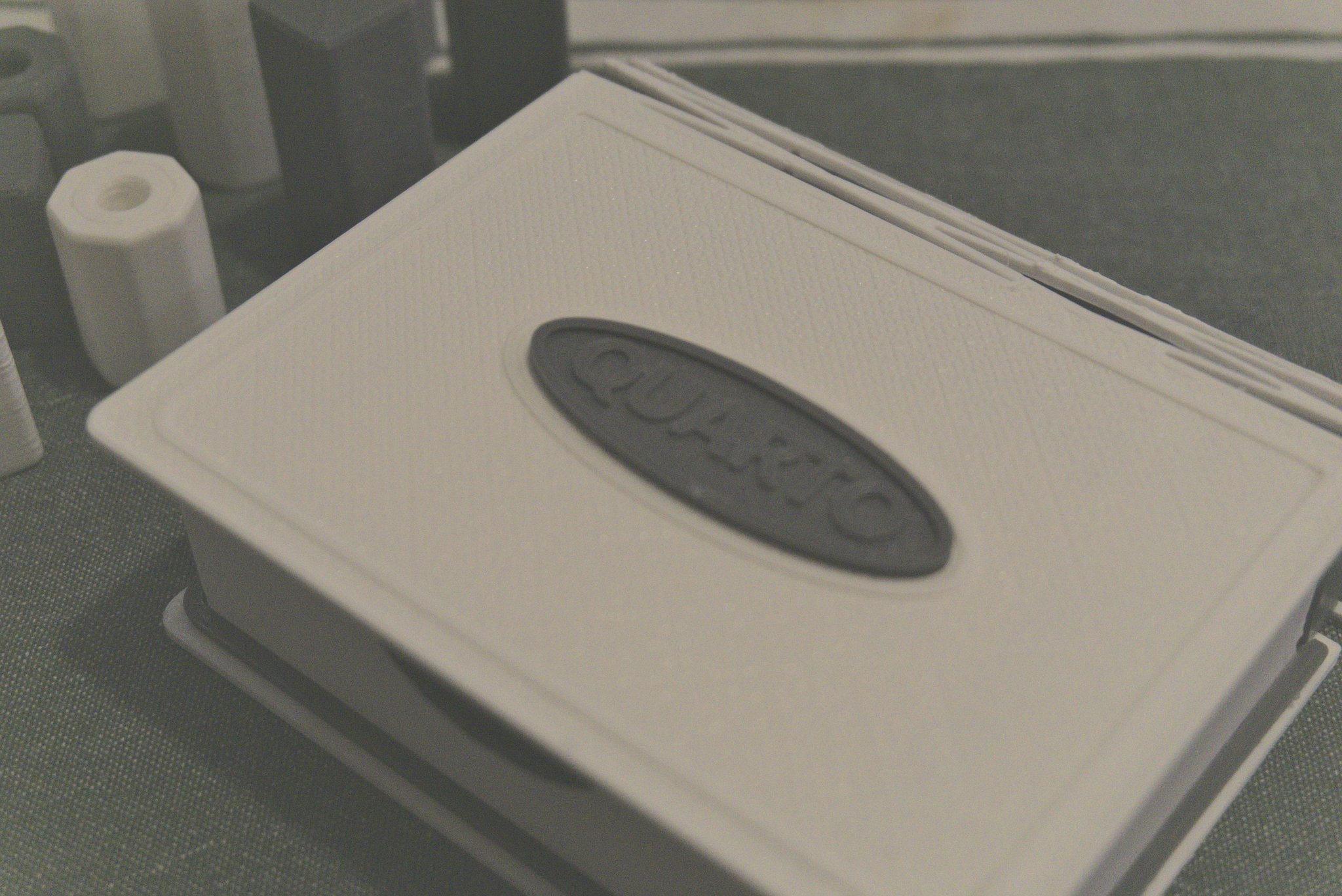 Bộ trò chơi cờ Quarto với hộp và quân cờ in 3D