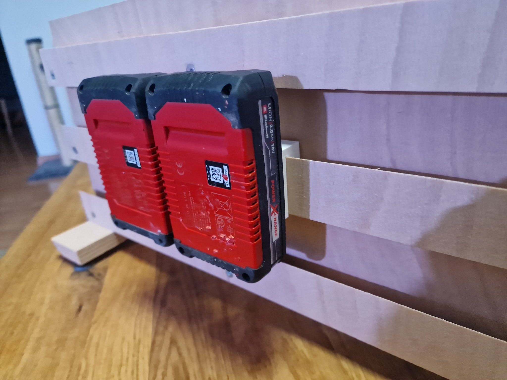 Giá đỡ pin 18V Einhell cho tường cleat Pháp