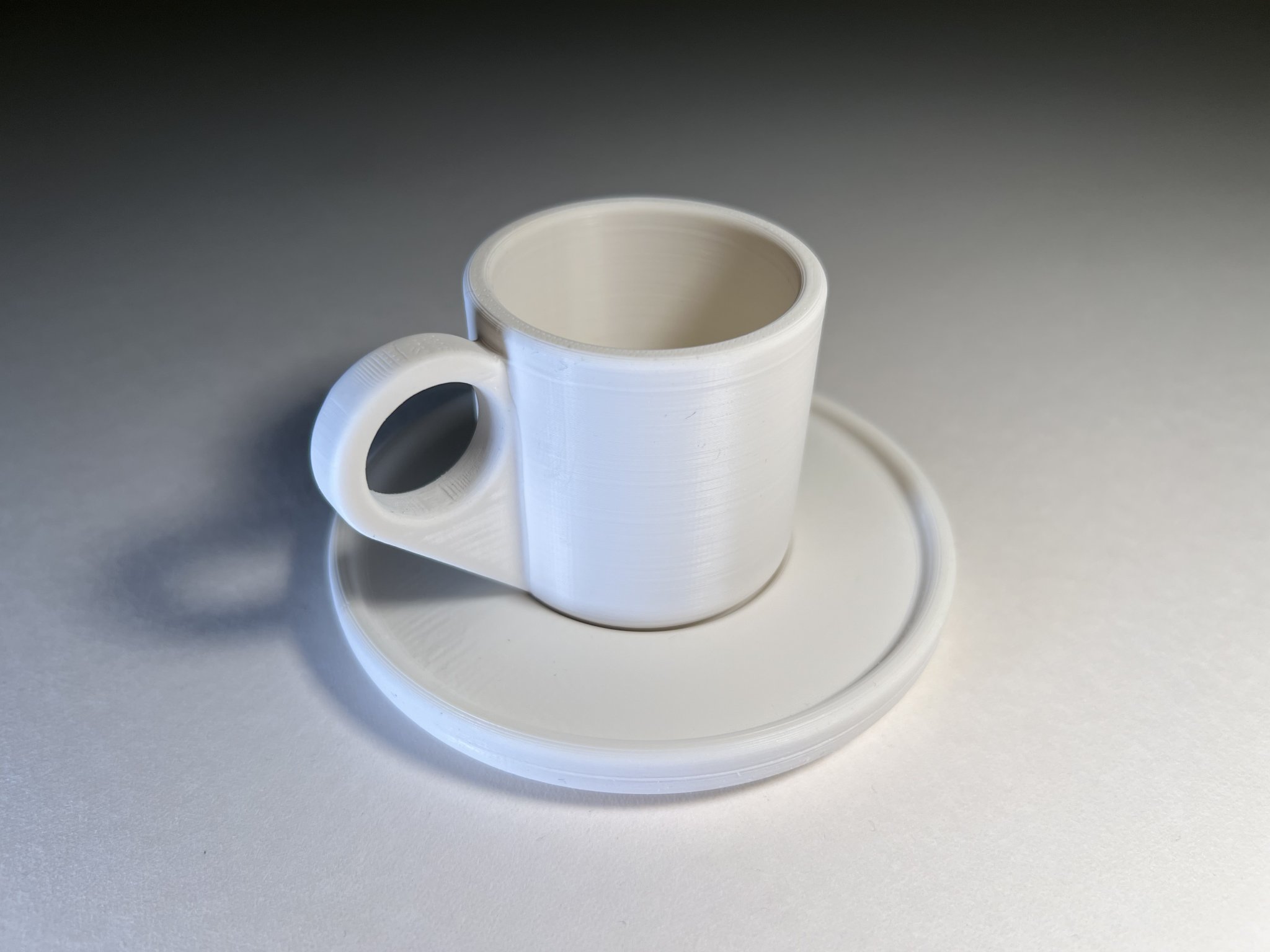 Cốc espresso đơn giản nhưng thanh lịch với đĩa lót