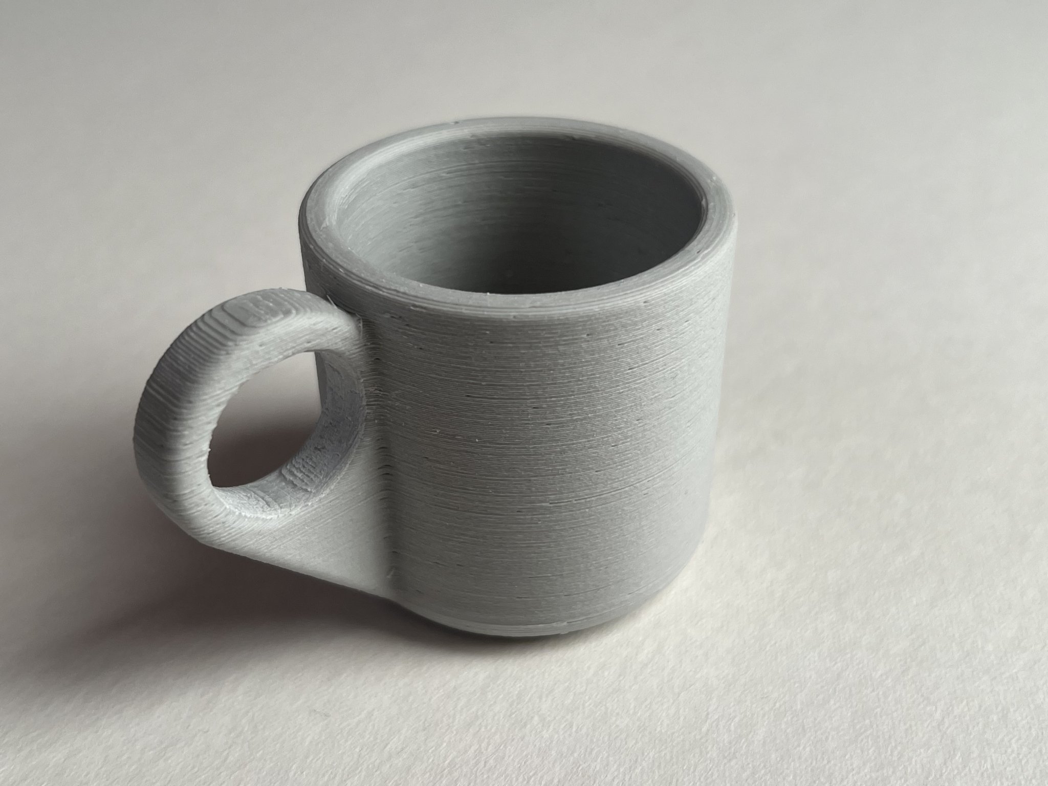 Cốc espresso đơn giản nhưng thanh lịch với đĩa lót