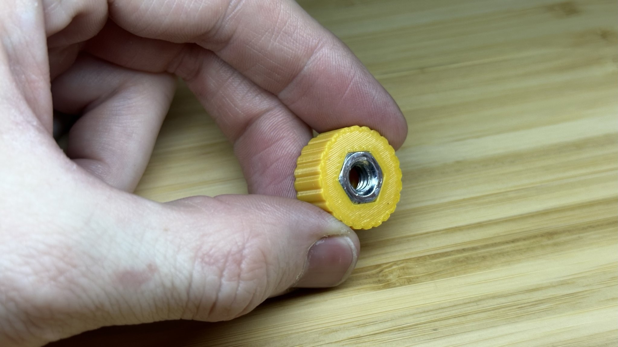 Núm vặn thấp với đai ốc 1/4'' được giữ chặt