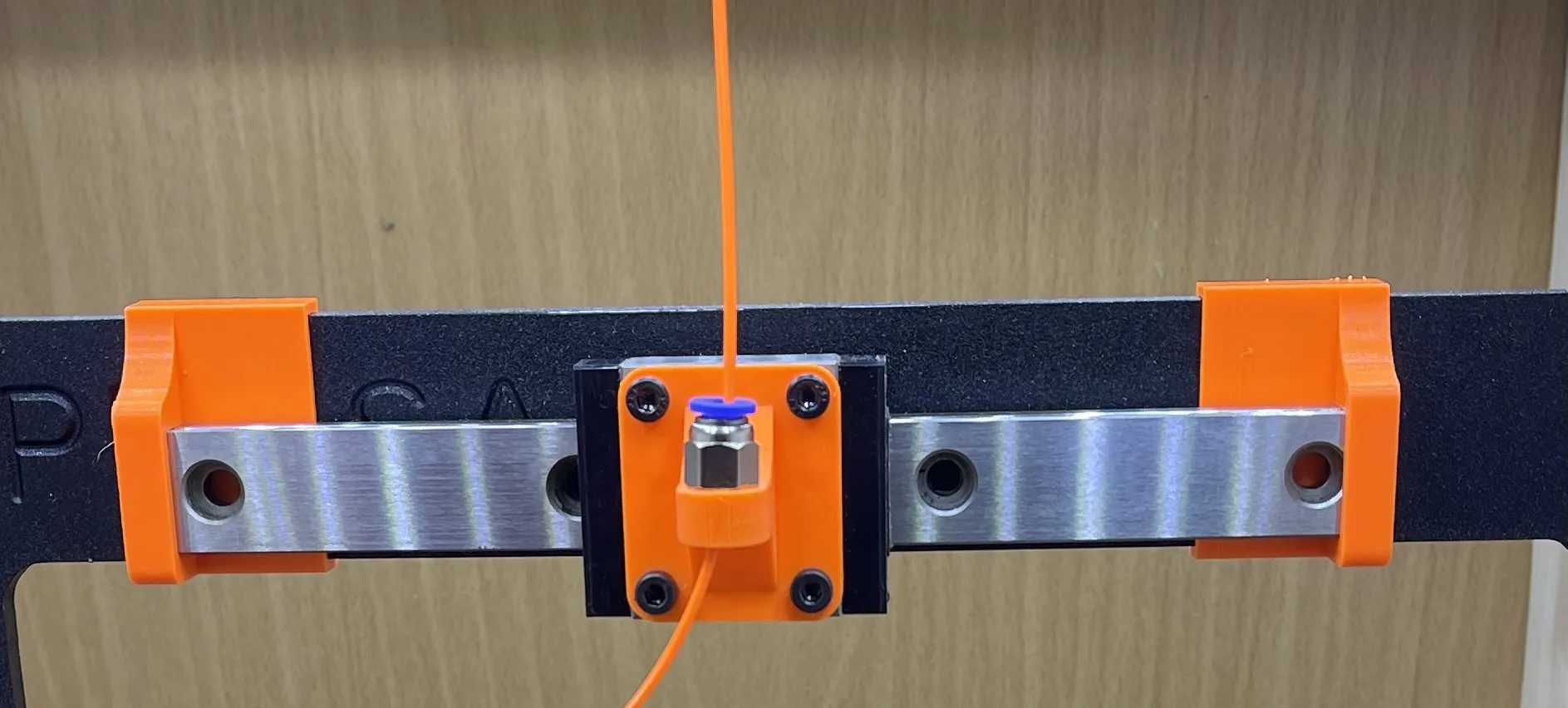 Hướng dẫn filament đường ray tuyến tính Prototype thử nghiệm ray 20mm. Bây giờ có các hỗ trợ ray.