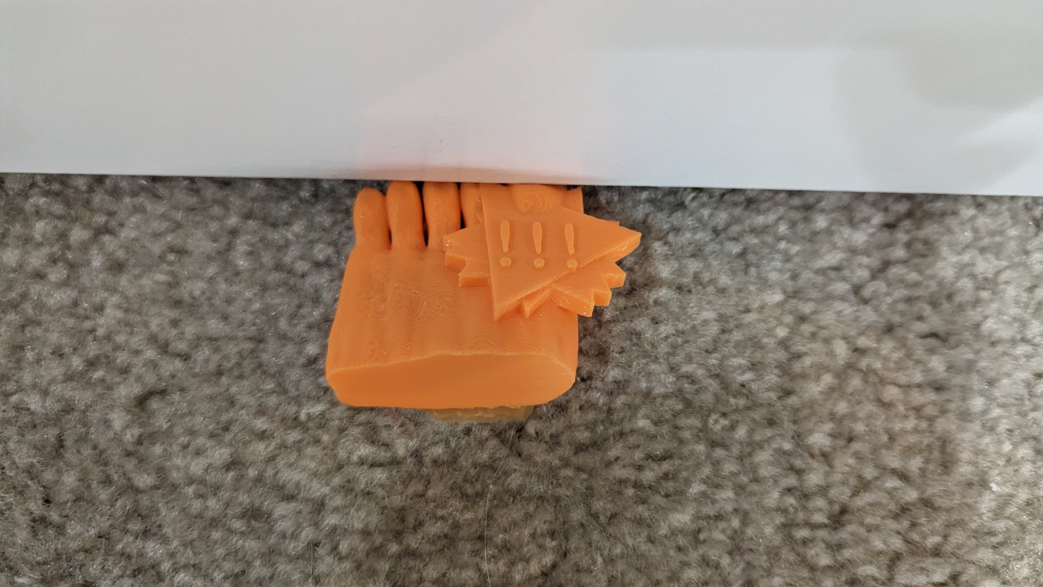 Cái chặn cửa bằng ngón chân - YIKES!