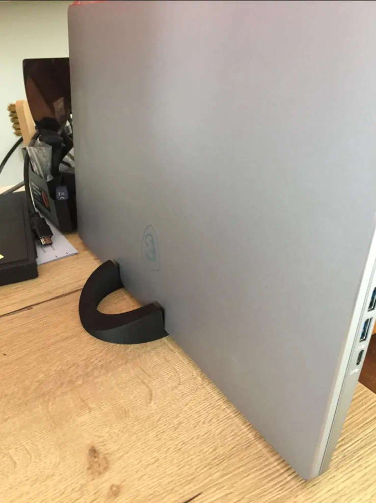 Giá đỡ laptop tiện lợi cho không gian làm việc thêm gọn gàng