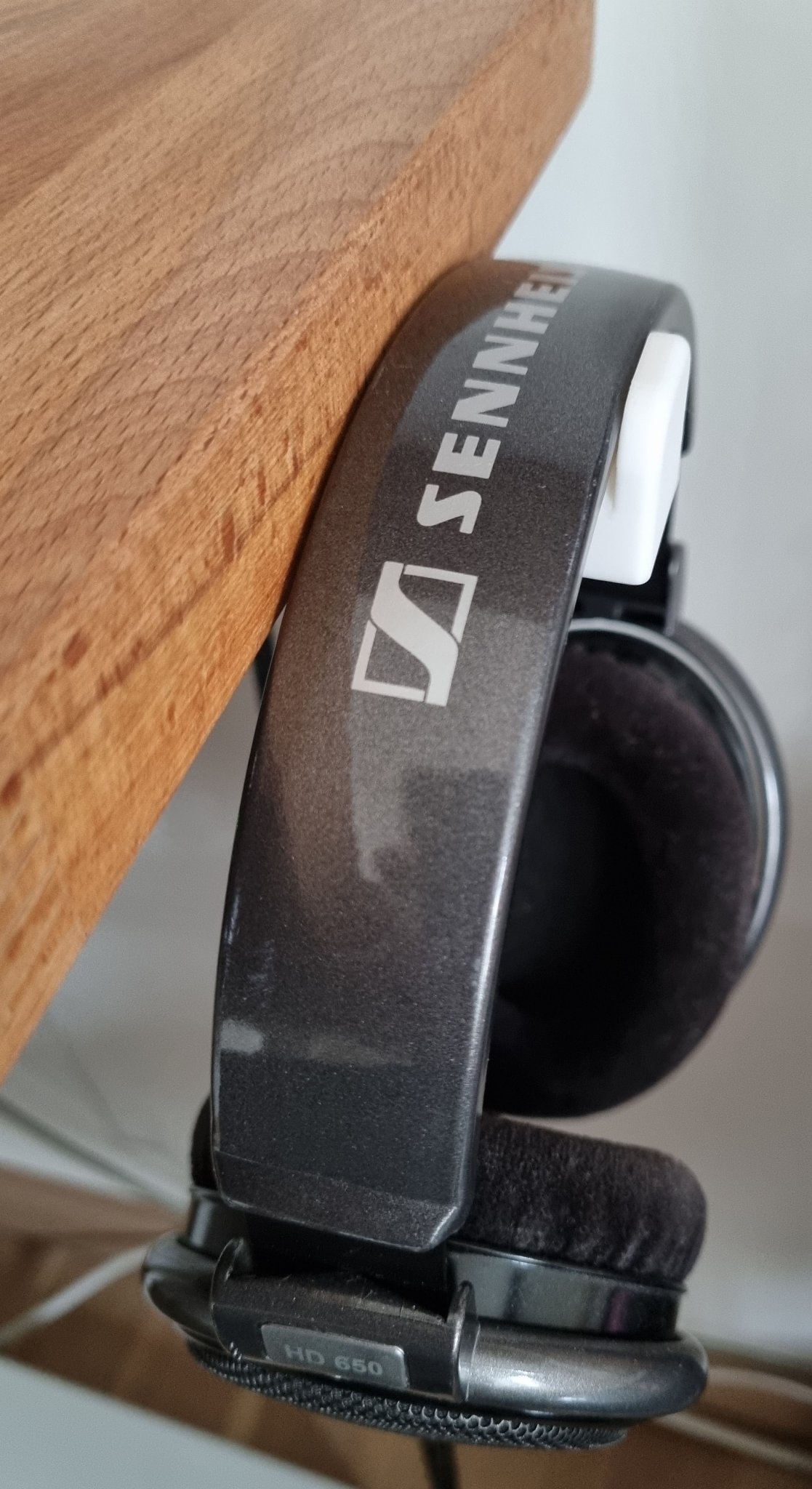 Giá treo tai nghe Sennheiser HD650 gắn dưới bàn