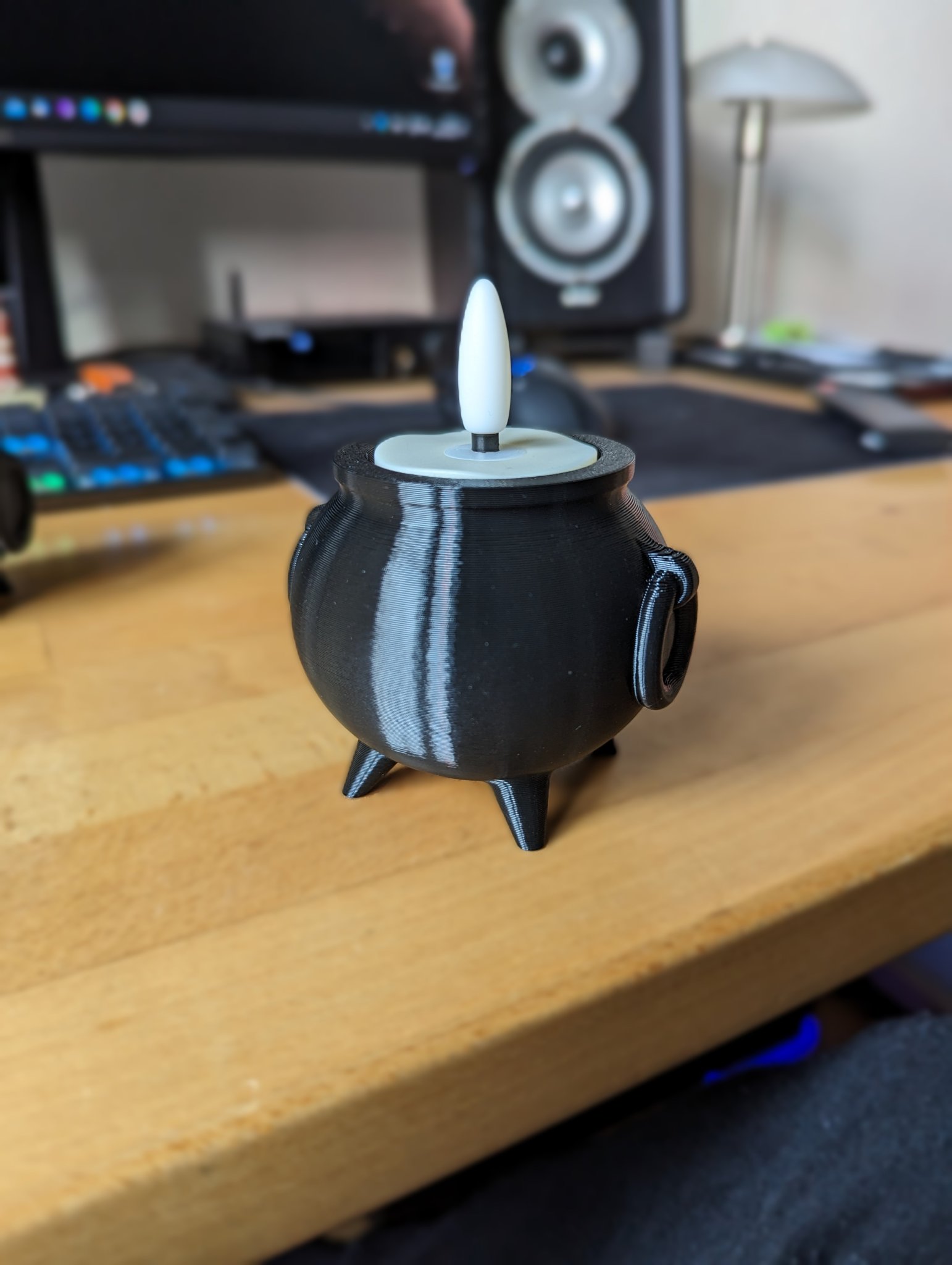 Nồi phép thuật cho đèn trà điện trong dịp Halloween