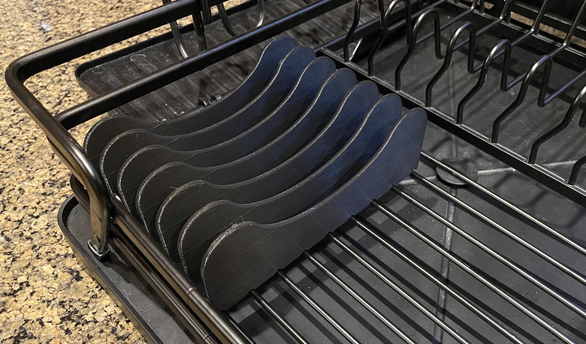 Giá đỡ cho nắp hộp nhựa trong bếp