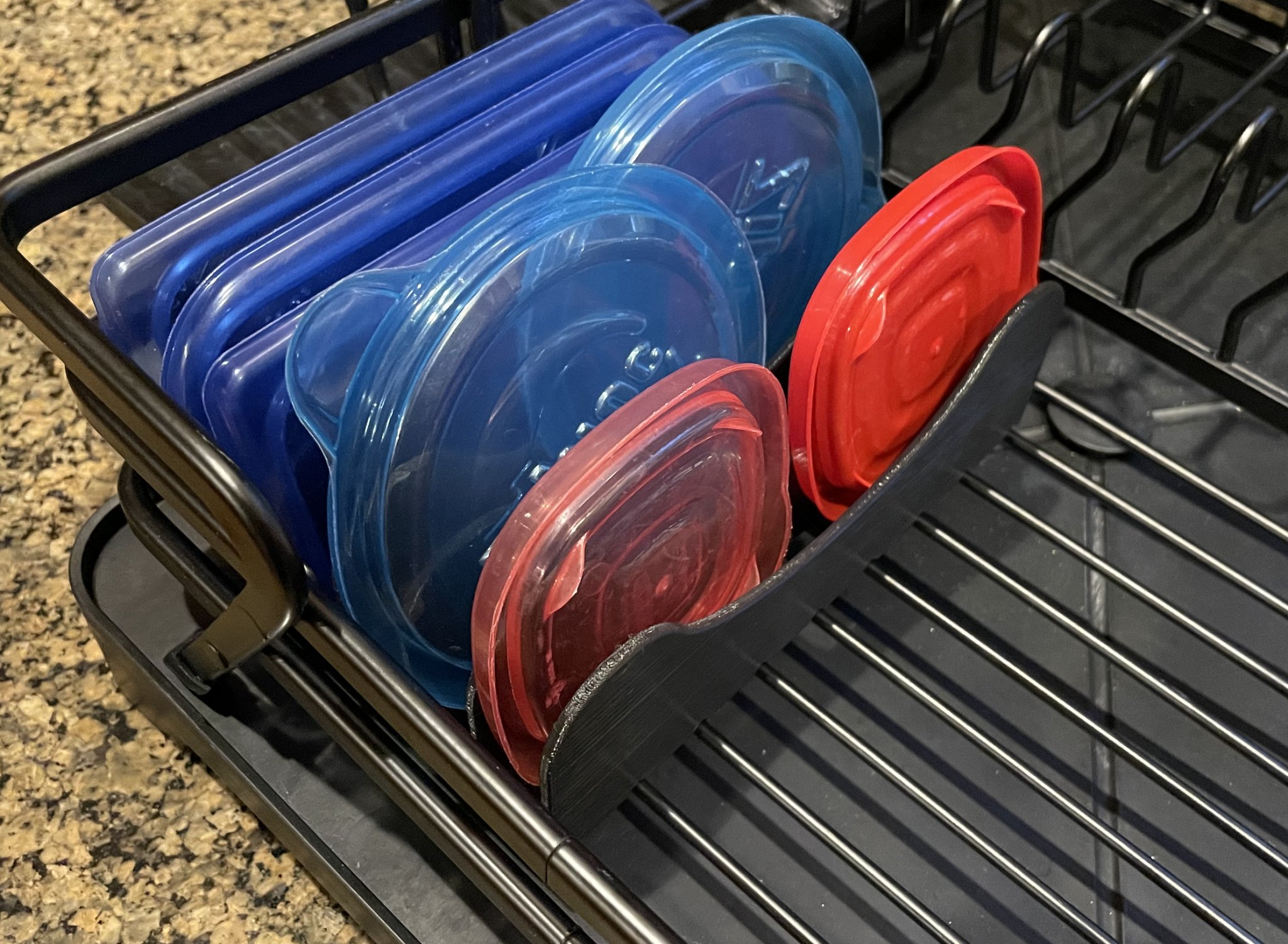 Giá đỡ cho nắp hộp nhựa trong bếp