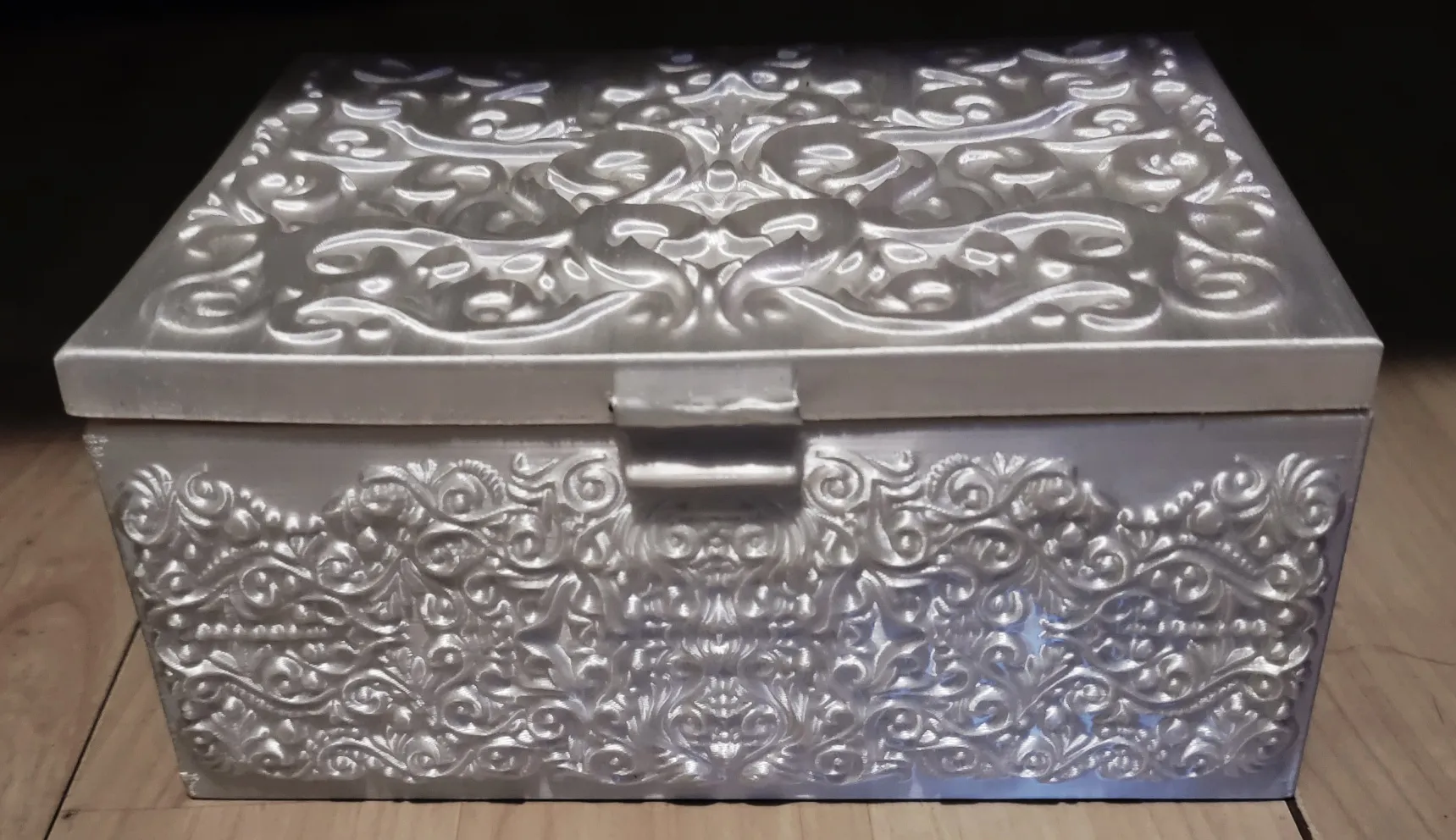 Hộp lưu trữ trang trí với họa tiết filigree tinh xảo