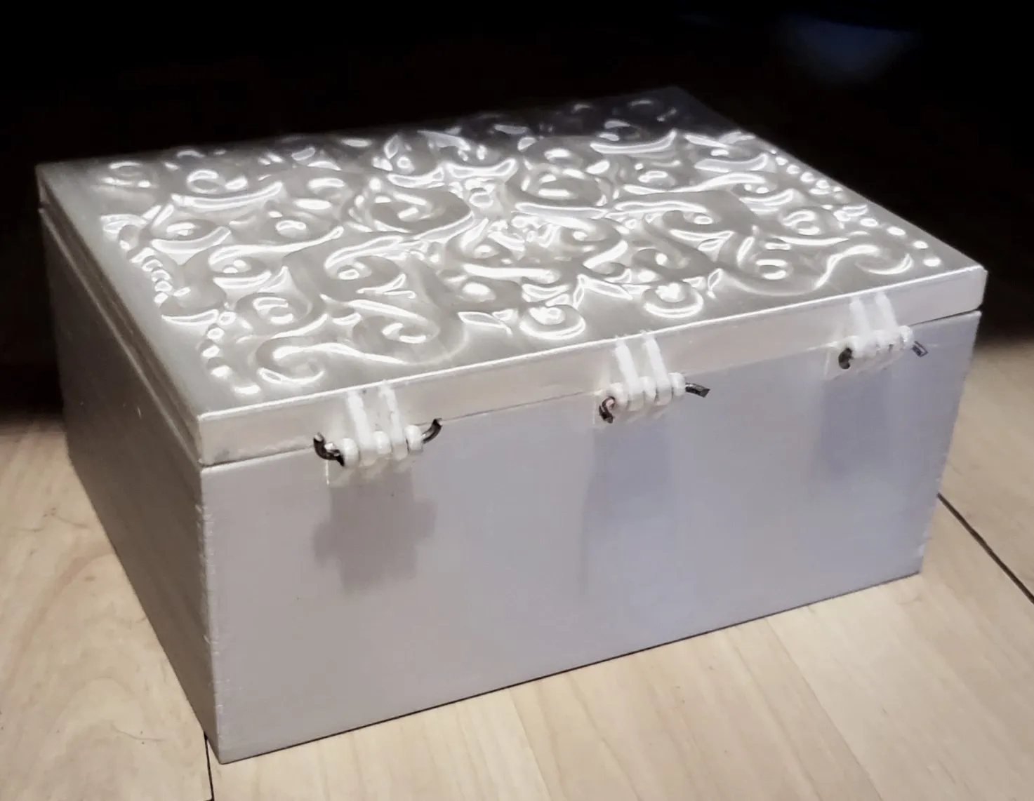 Hộp lưu trữ trang trí với họa tiết filigree tinh xảo