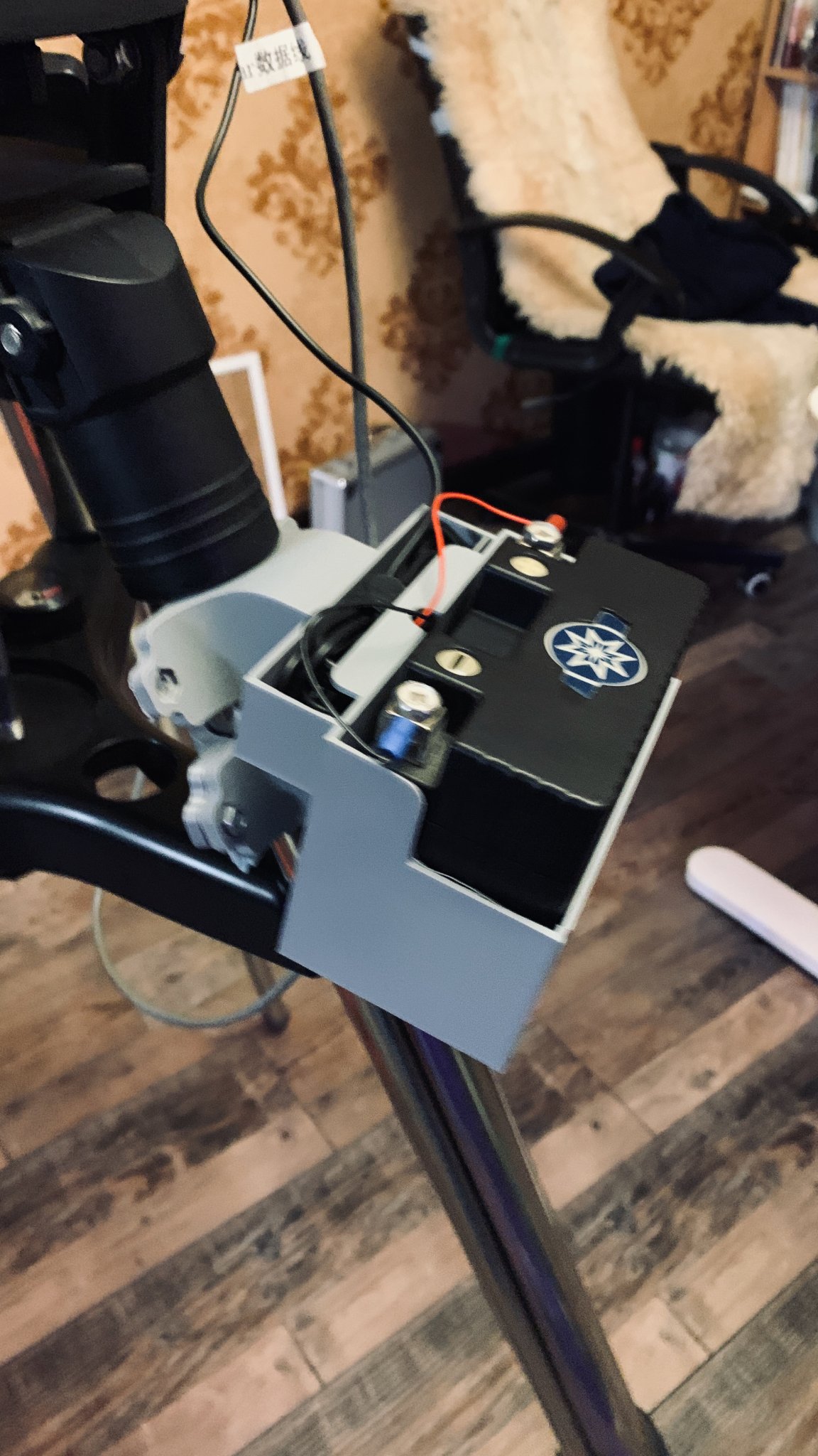 Hộp pin Meade gắn trên chân máy quan sát thiên văn