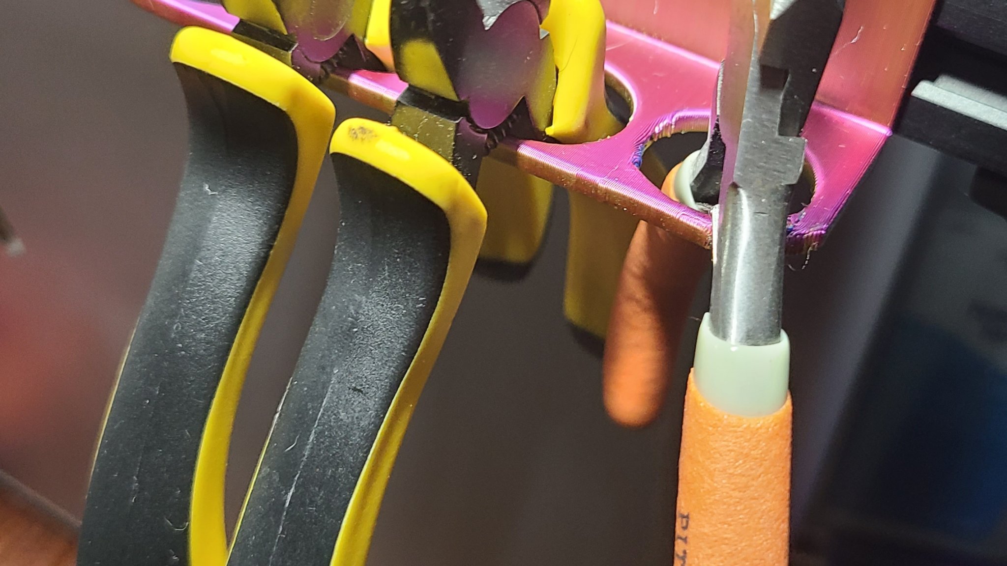 Giá đỡ dụng cụ cho kẹp trên thanh nhôm 20mm