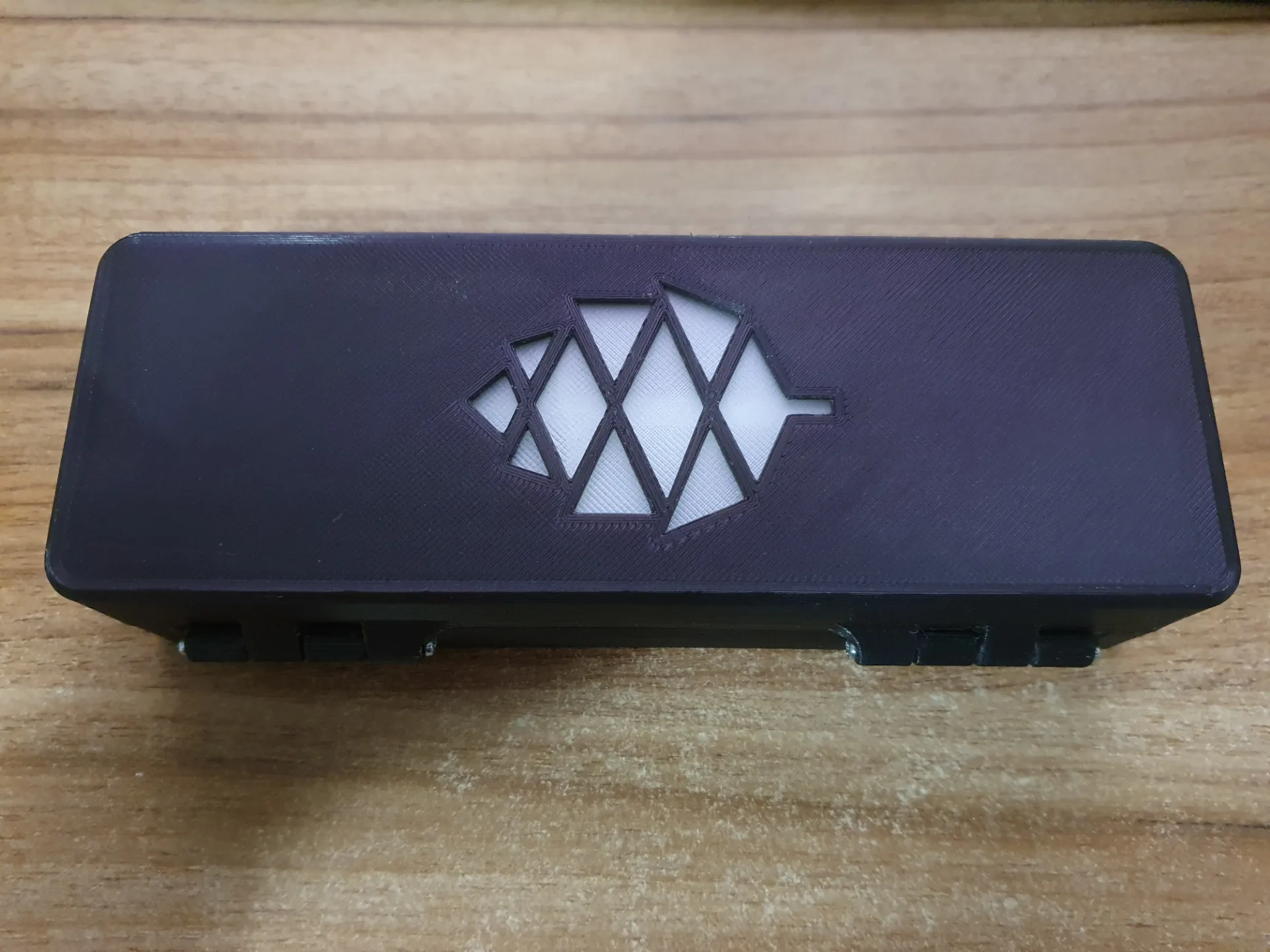 Vỏ bảo vệ Pinecil với logo Pine64 và khay lớn hơn