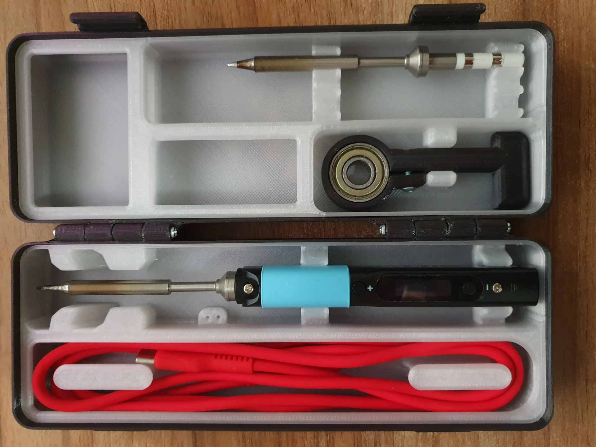 Vỏ bảo vệ Pinecil với logo Pine64 và khay lớn hơn