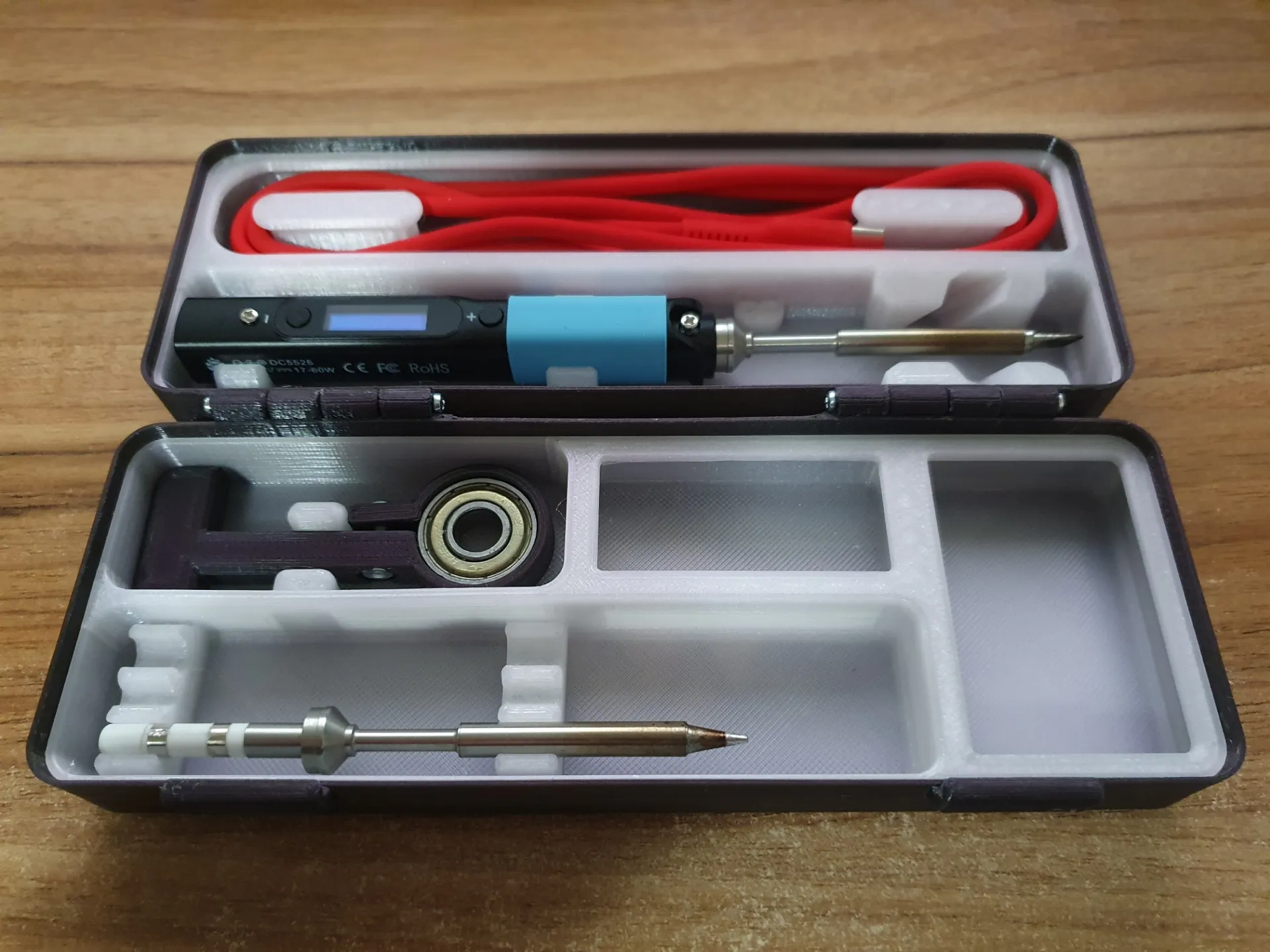 Vỏ bảo vệ Pinecil với logo Pine64 và khay lớn hơn