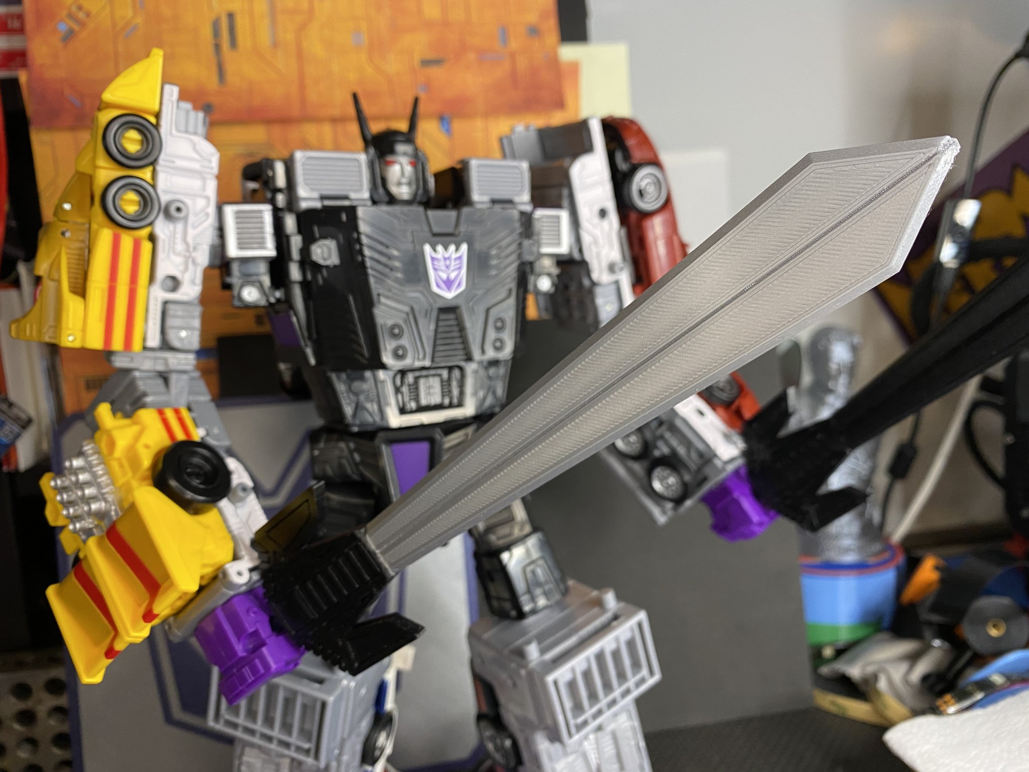 Kiếm Menasor từ Transformers Legacy