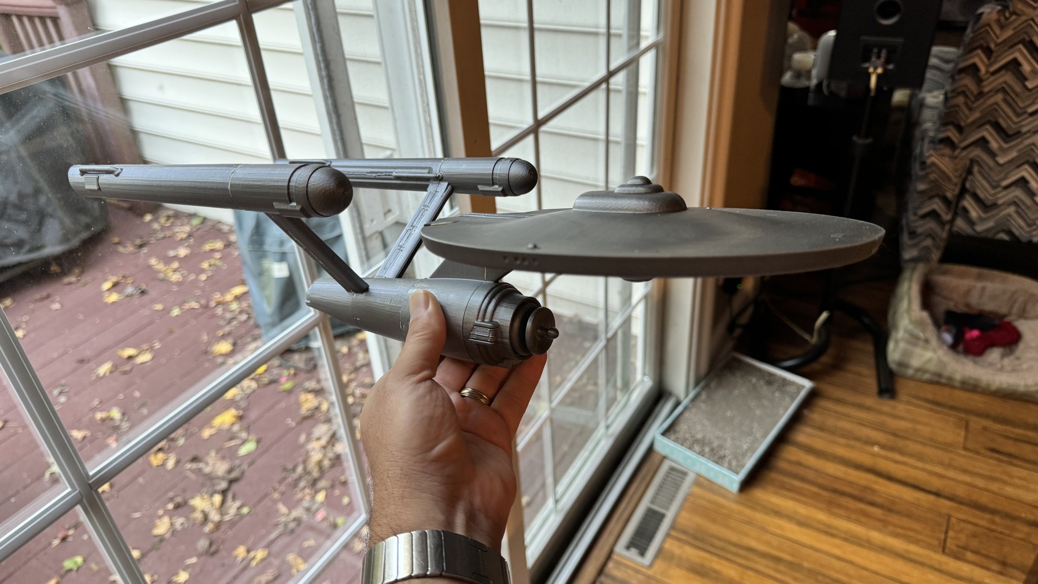 Mô hình NCC-1701 lớn với chốt căn chỉnh và giá treo