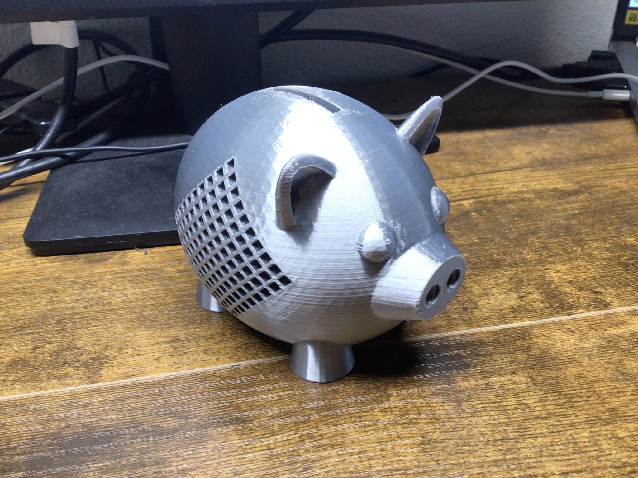 Tiết kiệm tiền xu với heo đất có lỗ nhìn bên hông