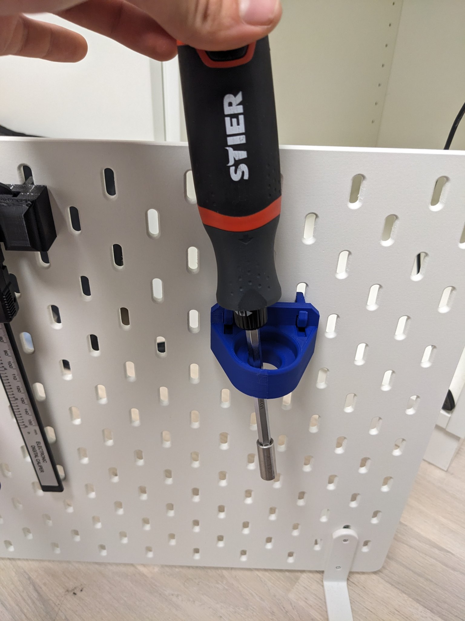 Giá đỡ tua vít STIER với móc Skadis đa năng