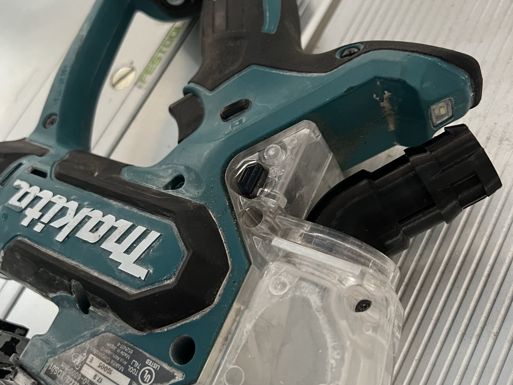 Cưa tường khô Makita XDS01Z với bộ chuyển đổi Festool