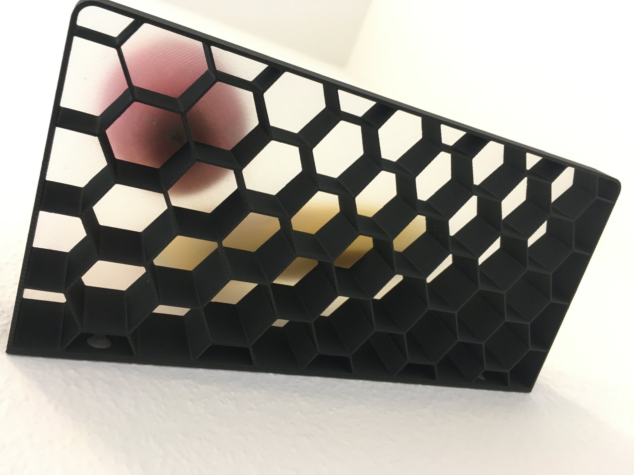 Giá treo tường hình lục giác với phần lấp đầy nổi bật