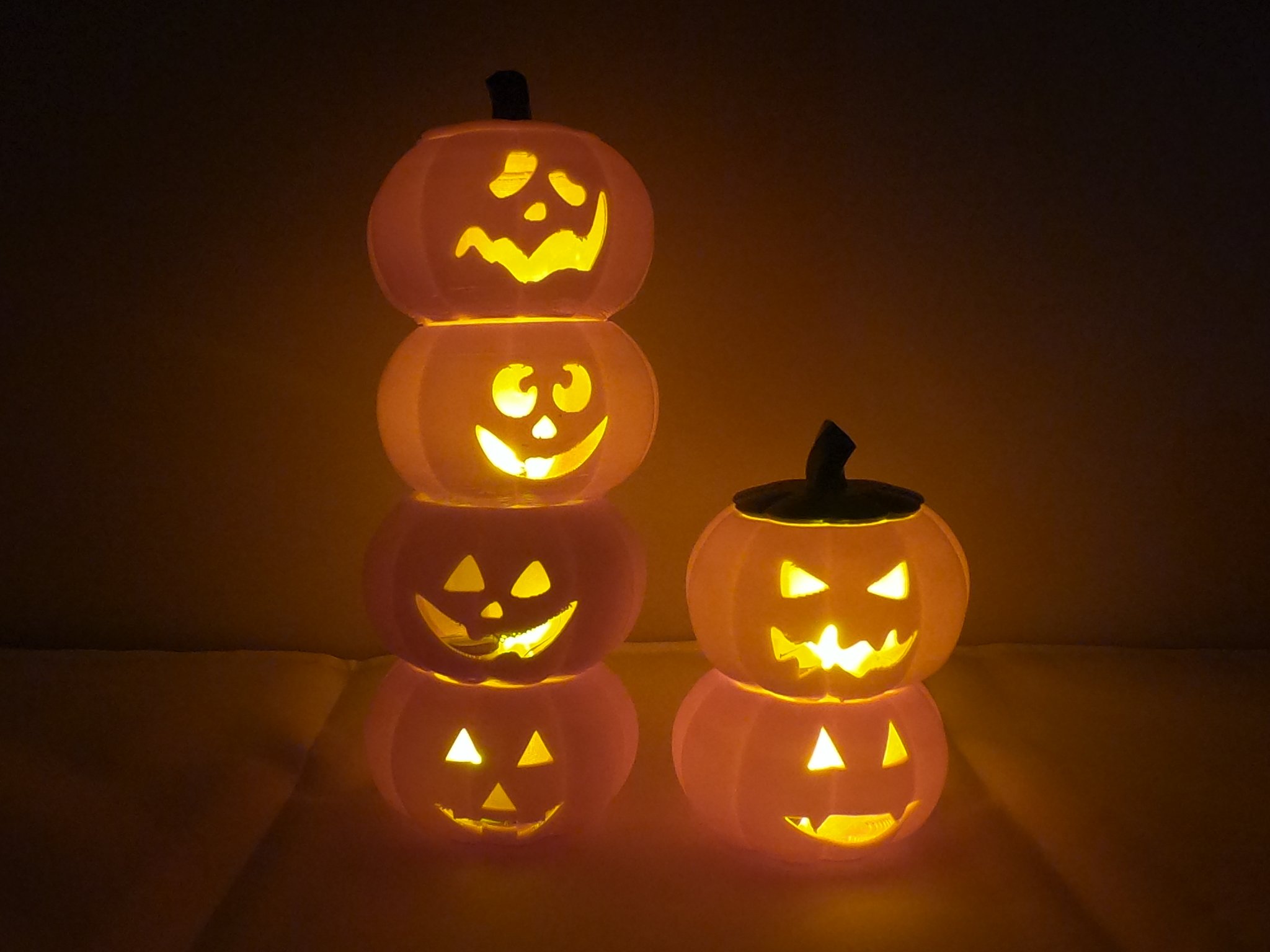 Đèn bí ngô Jack O' Lantern với 6 khuôn mặt ma quái