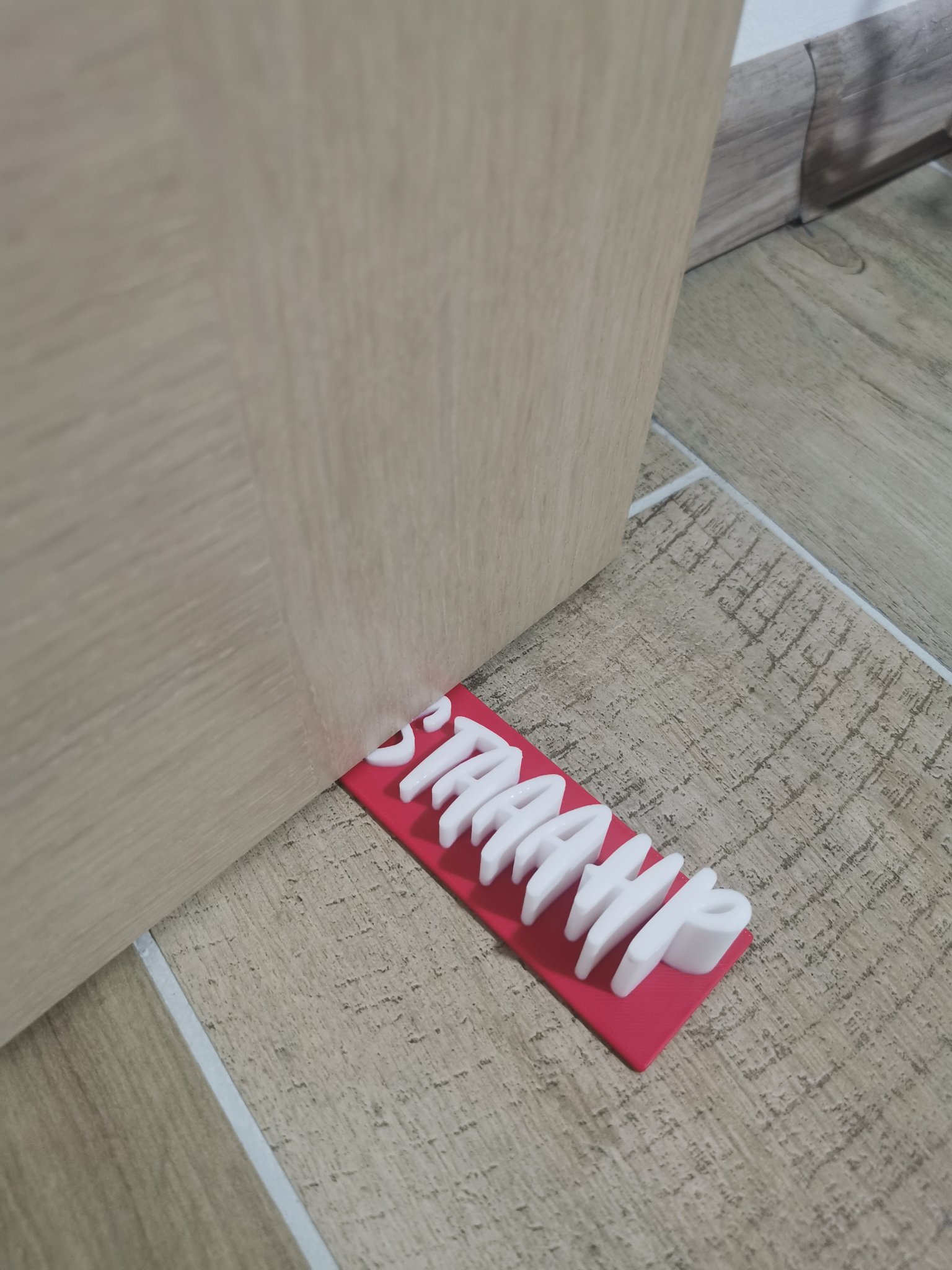 Cái chặn cửa STAAAHP với thiết kế đơn giản và tiện lợi