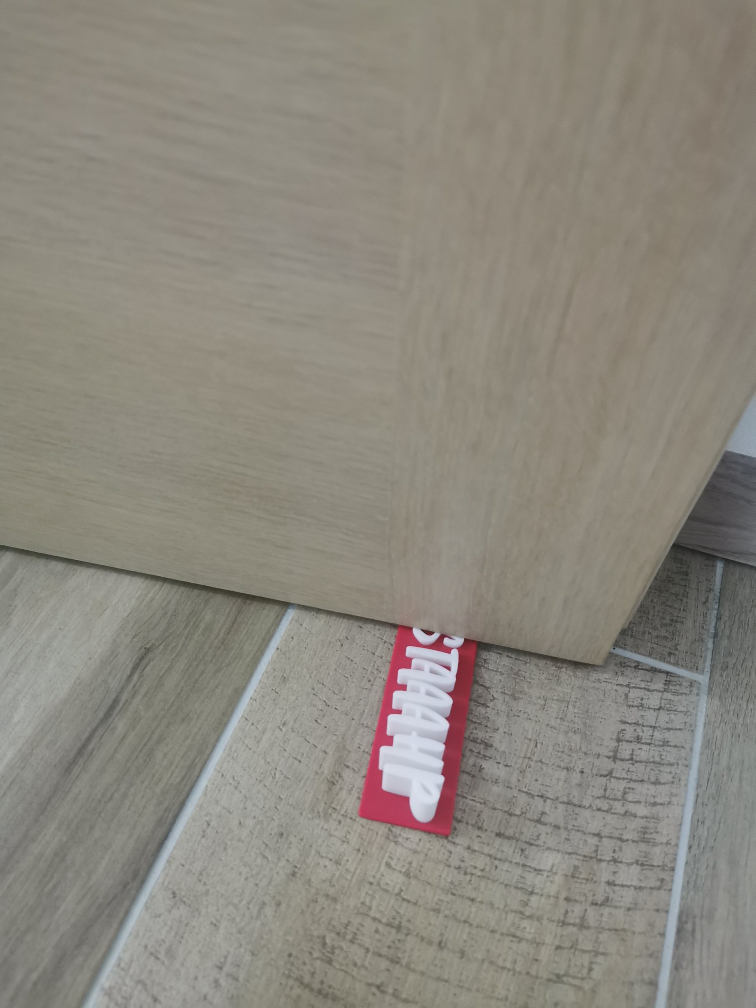 Cái chặn cửa STAAAHP với thiết kế đơn giản và tiện lợi