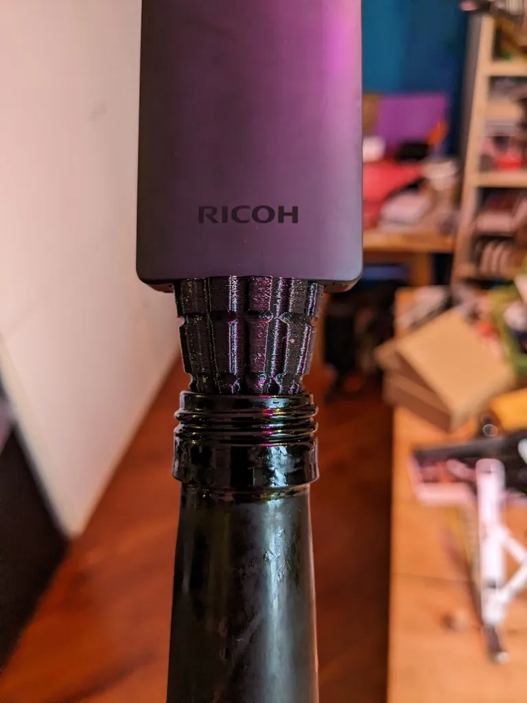 Giá đỡ camera 360 độ dạng nắp chai bia PANal PLUG