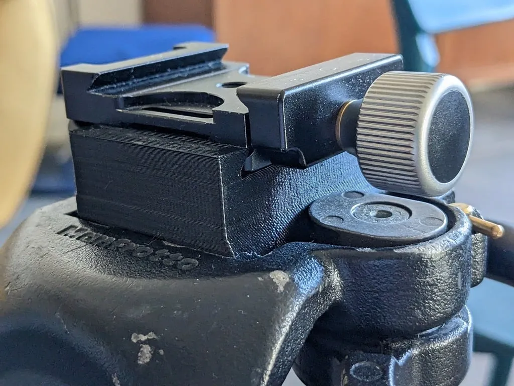 Kết nối chân máy Manfrotto 200PL với kẹp Arcaswiss