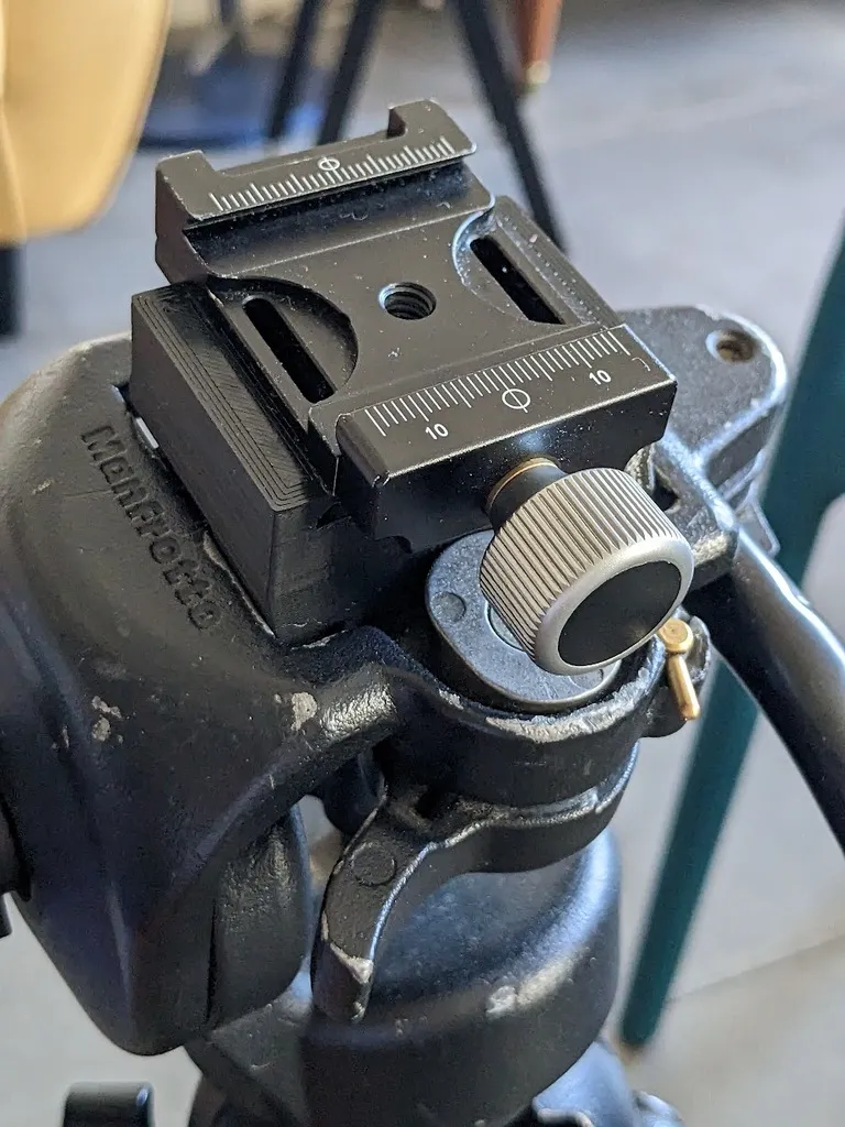 Kết nối chân máy Manfrotto 200PL với kẹp Arcaswiss