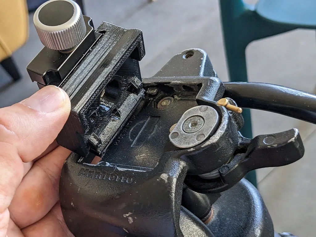 Kết nối chân máy Manfrotto 200PL với kẹp Arcaswiss