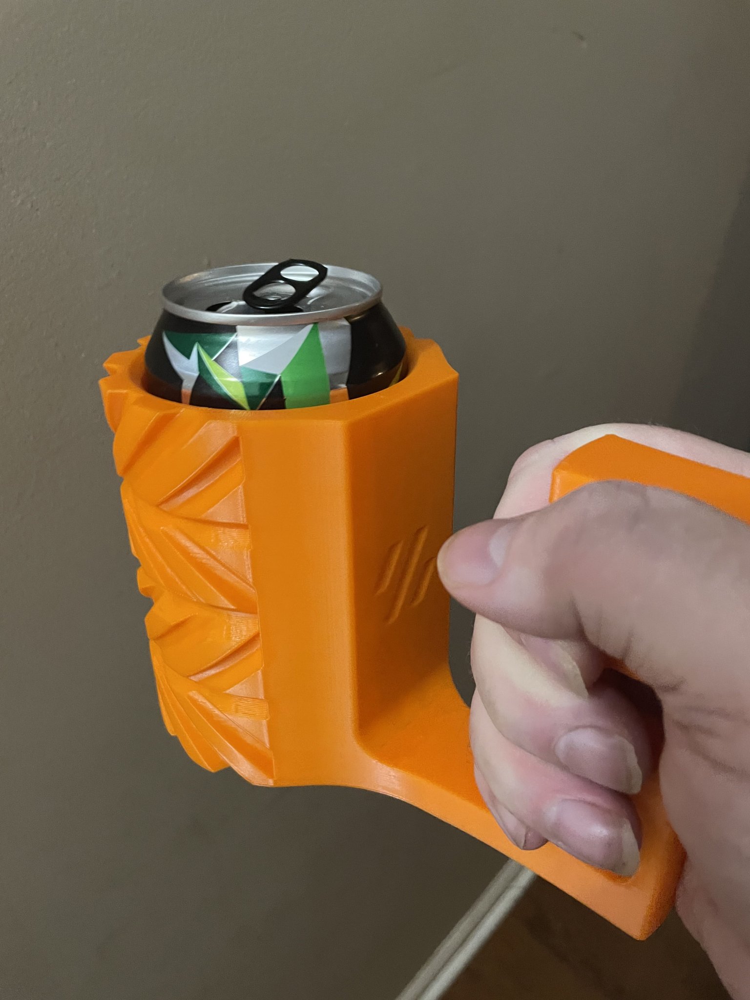 Giá đỡ lon nước uống theo chủ đề Voron